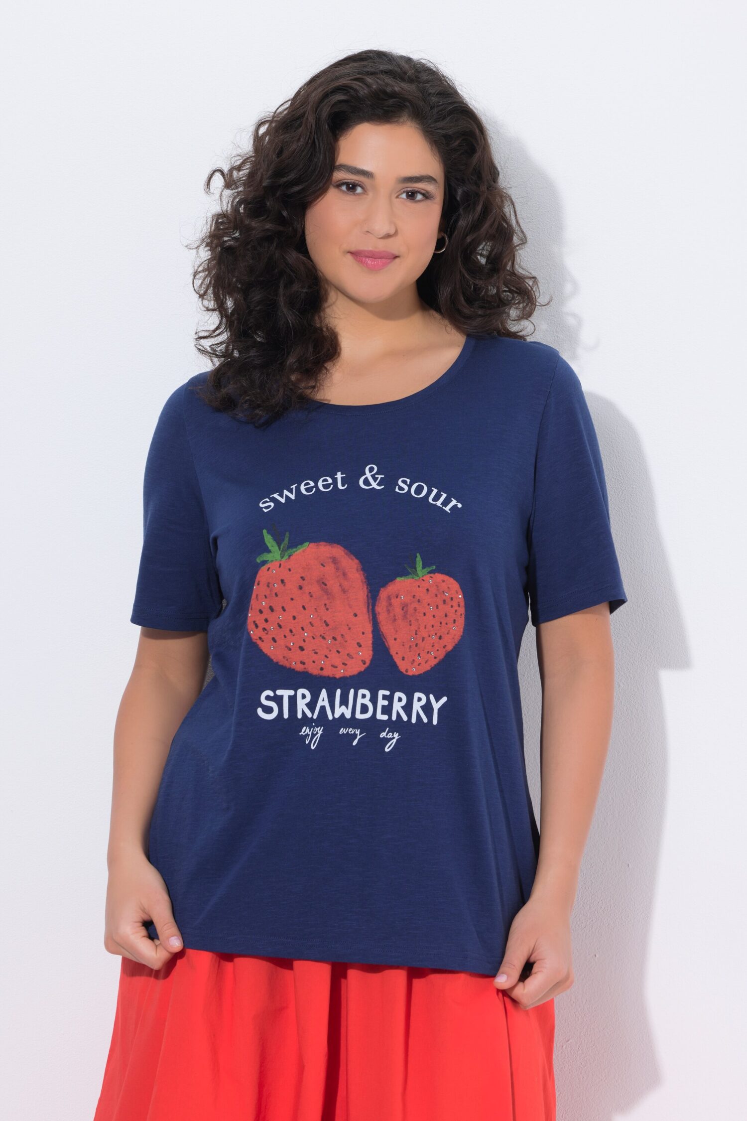 Μπλούζα κοντομάνικη με σχέδιο strawberry και στρας