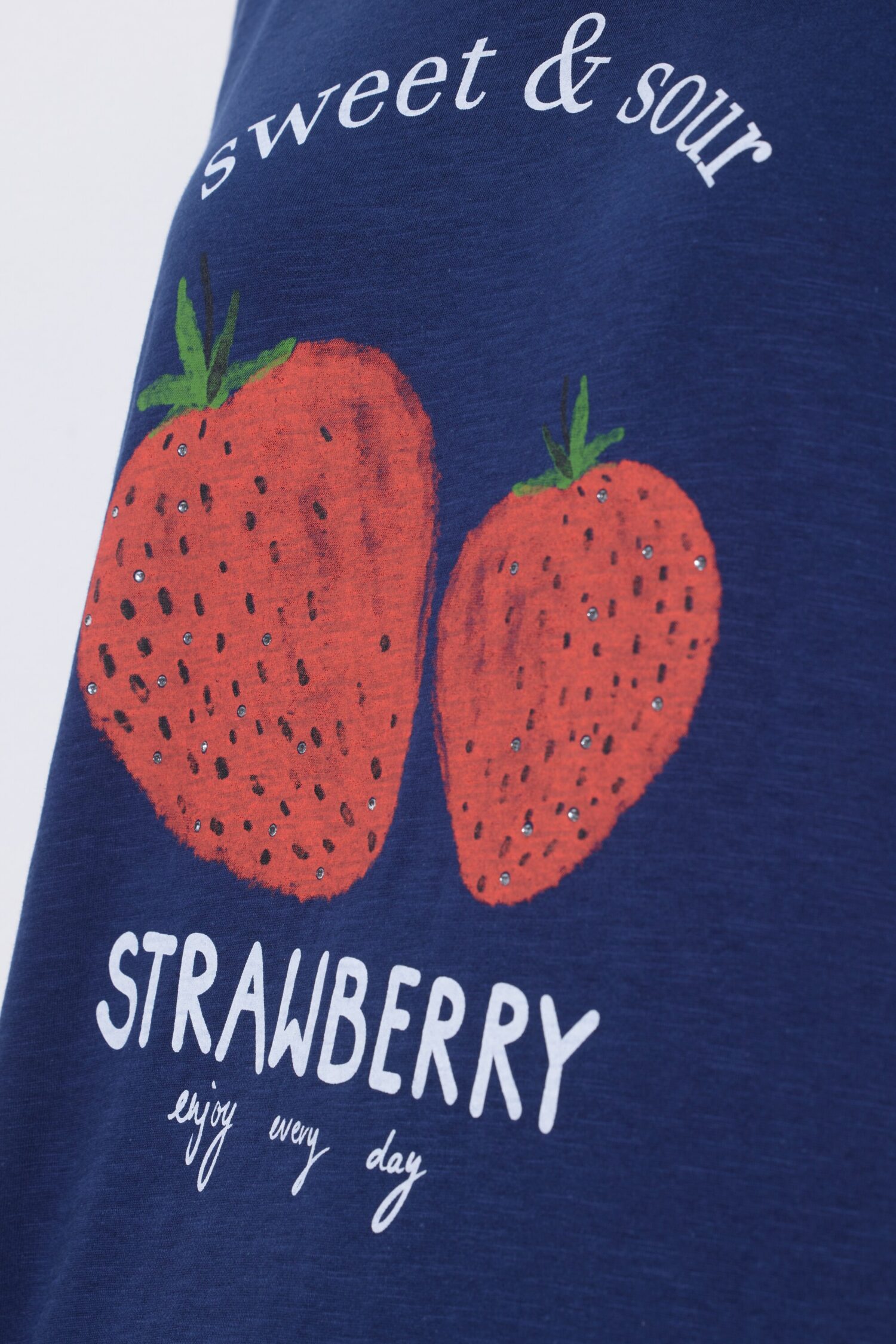 Μπλούζα κοντομάνικη με σχέδιο strawberry και στρας