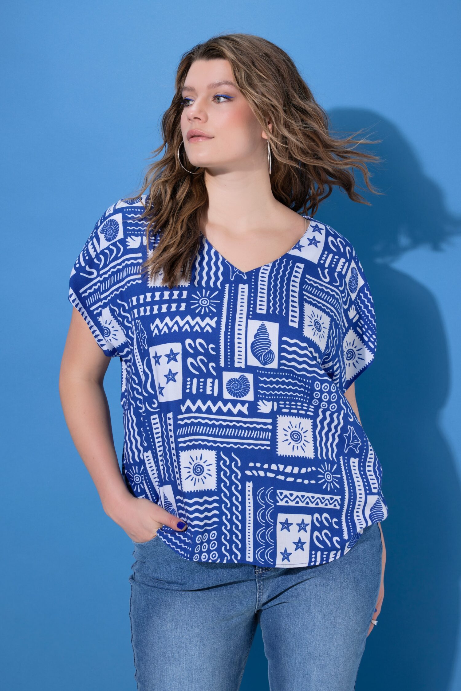Μπλούζα oversized με tile print και κοντά μανίκια