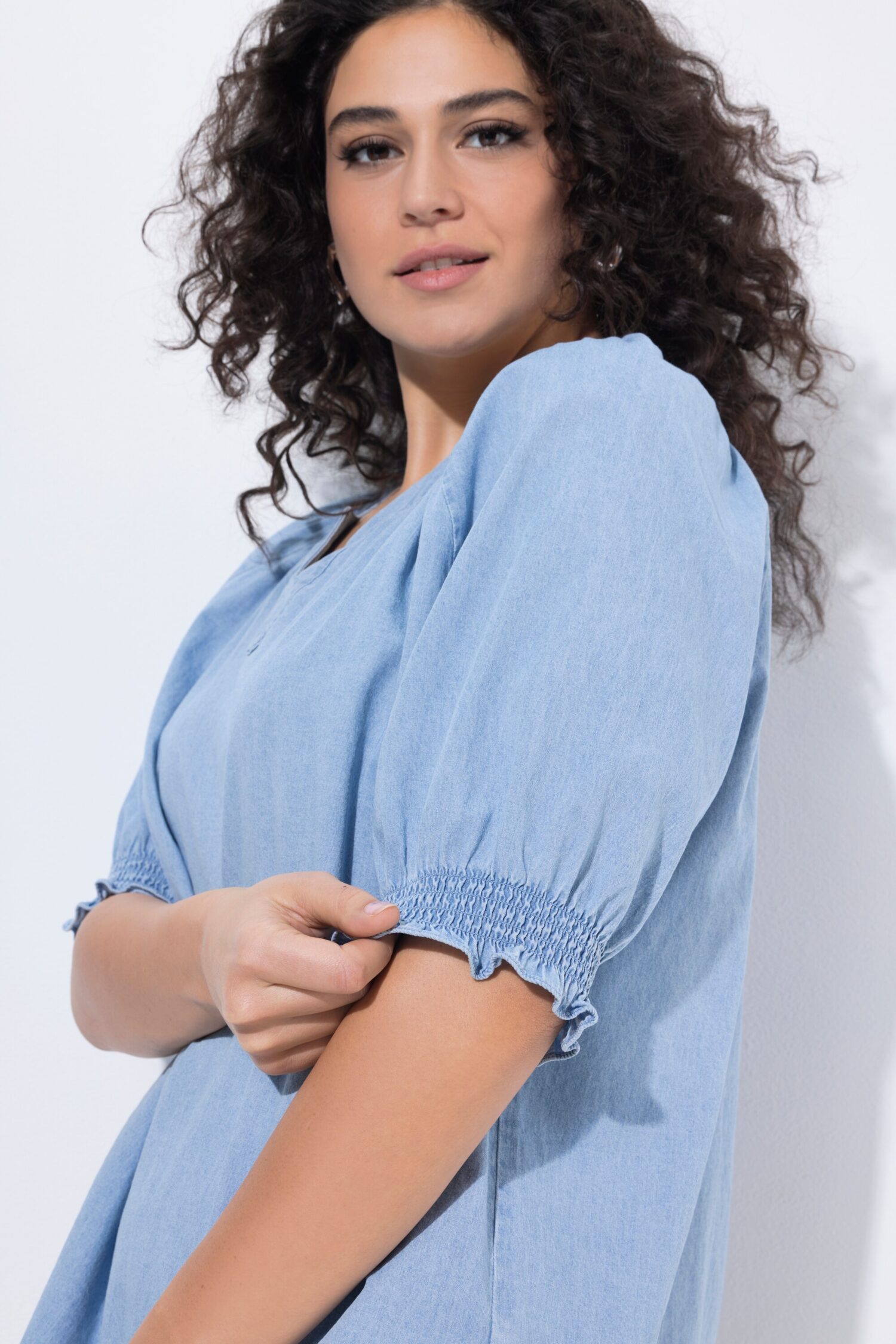 Μπλούζα σε denim look με λαιμόκοψη τουνίκ και κοντά μανίκια