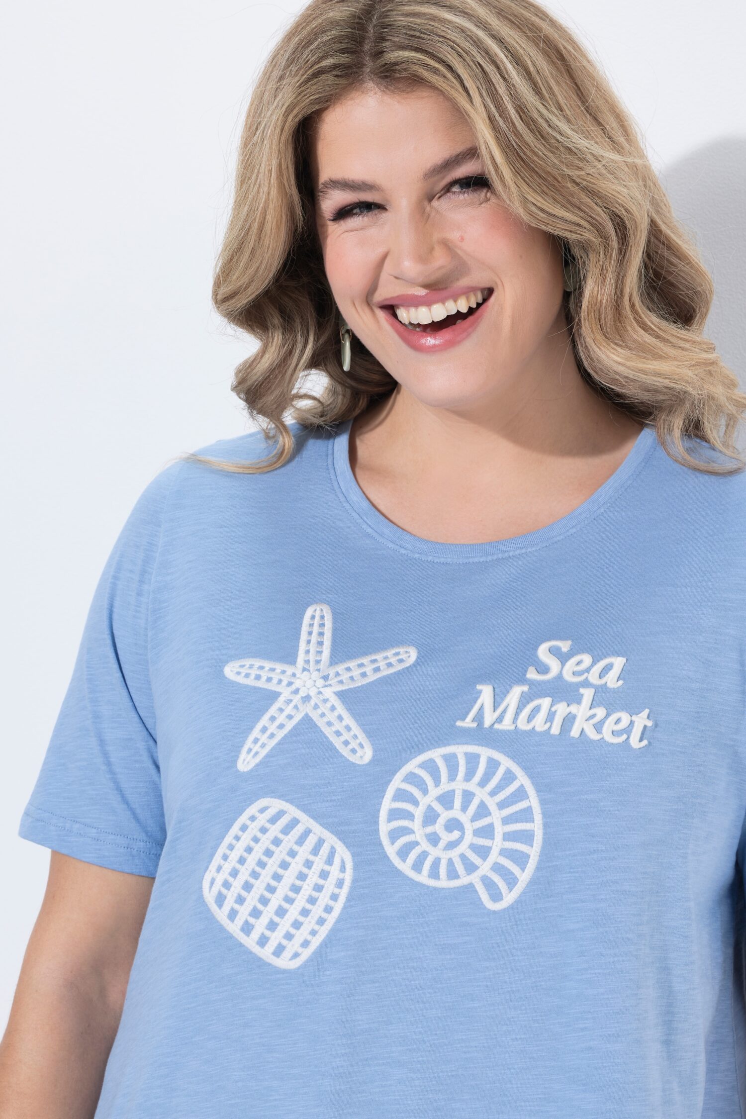Μπλούζα "Sea Market" με στρογγυλή λαιμόκοψη και κοντά μανίκια