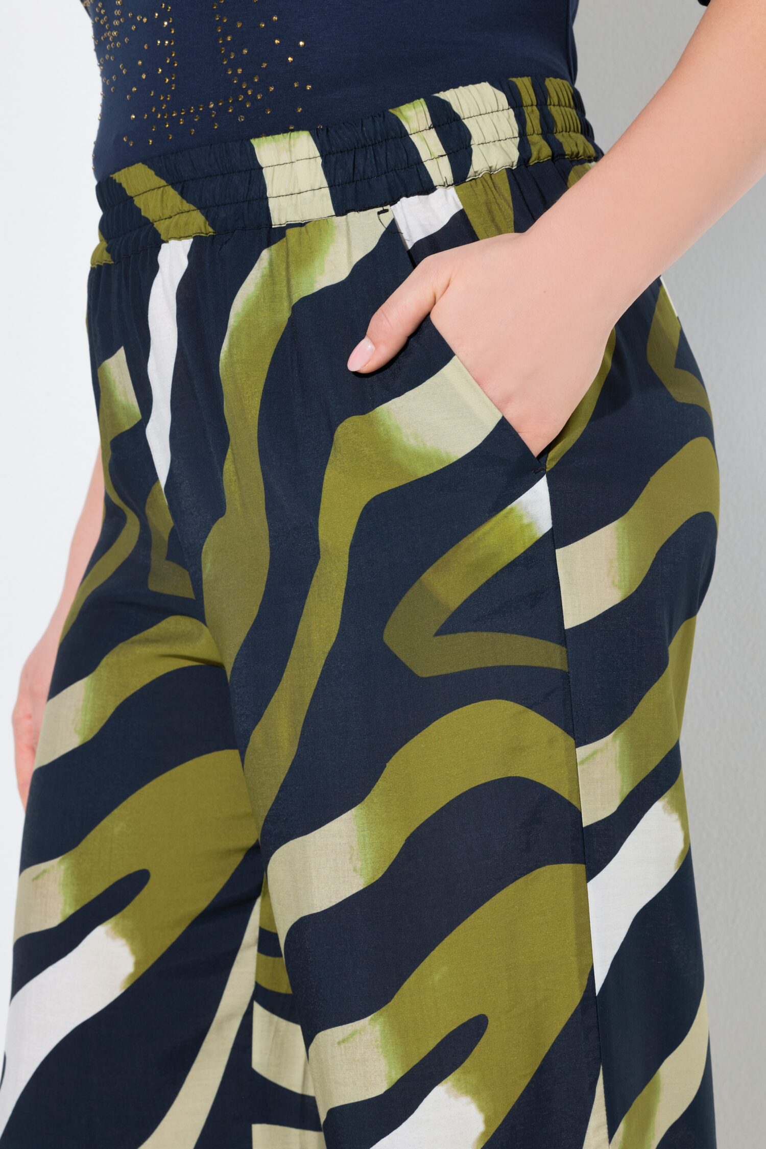 Παντελόνα με animal print και φαρδύ τελείωμα