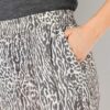 Παντελόνα με ελαστική μέση, τσέπες και animal print