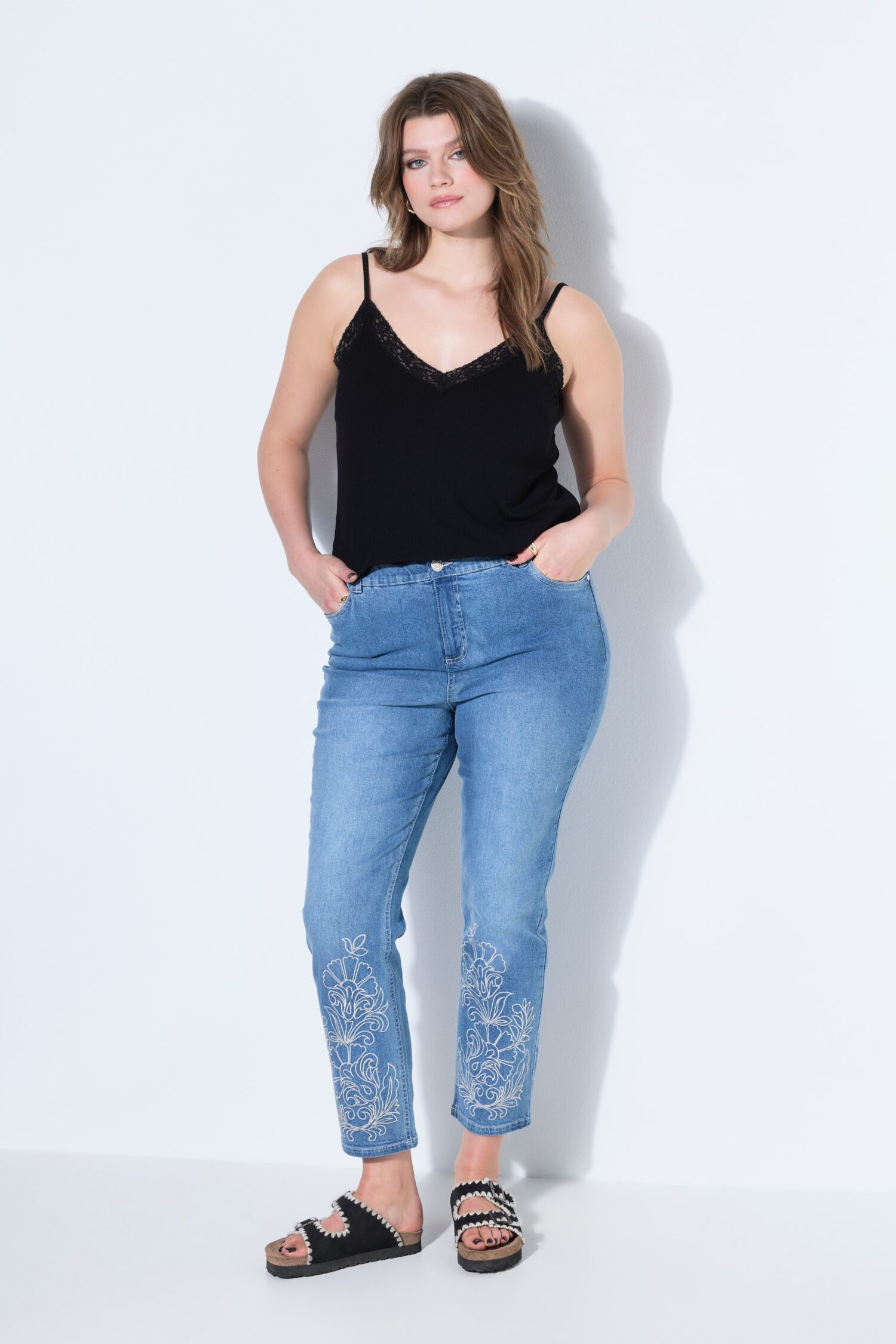 Τζιν παντελόνι mom fit με κέντημα στο τελείωμα