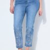Τζιν παντελόνι mom fit με κέντημα στο τελείωμα