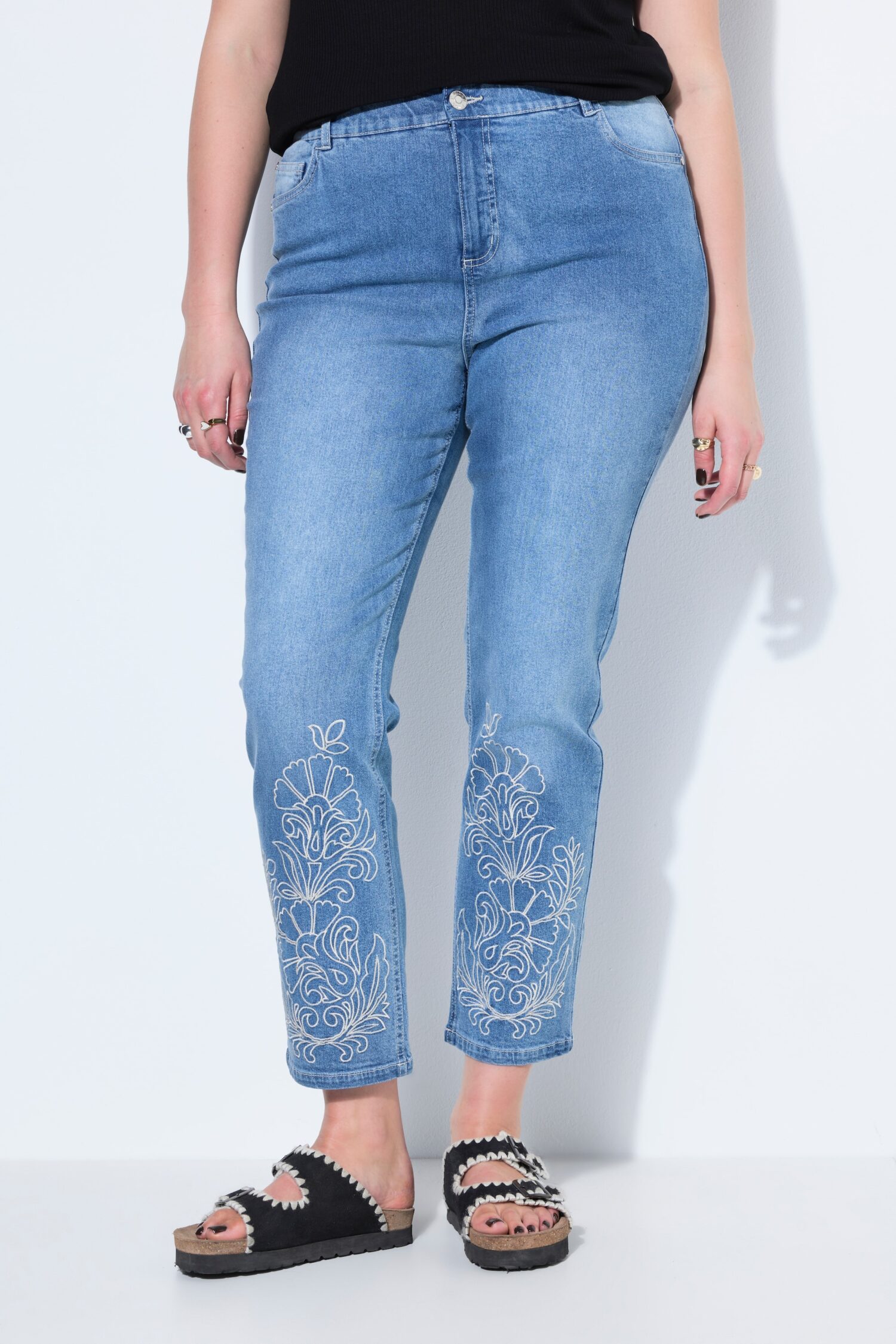 Τζιν παντελόνι mom fit με κέντημα στο τελείωμα