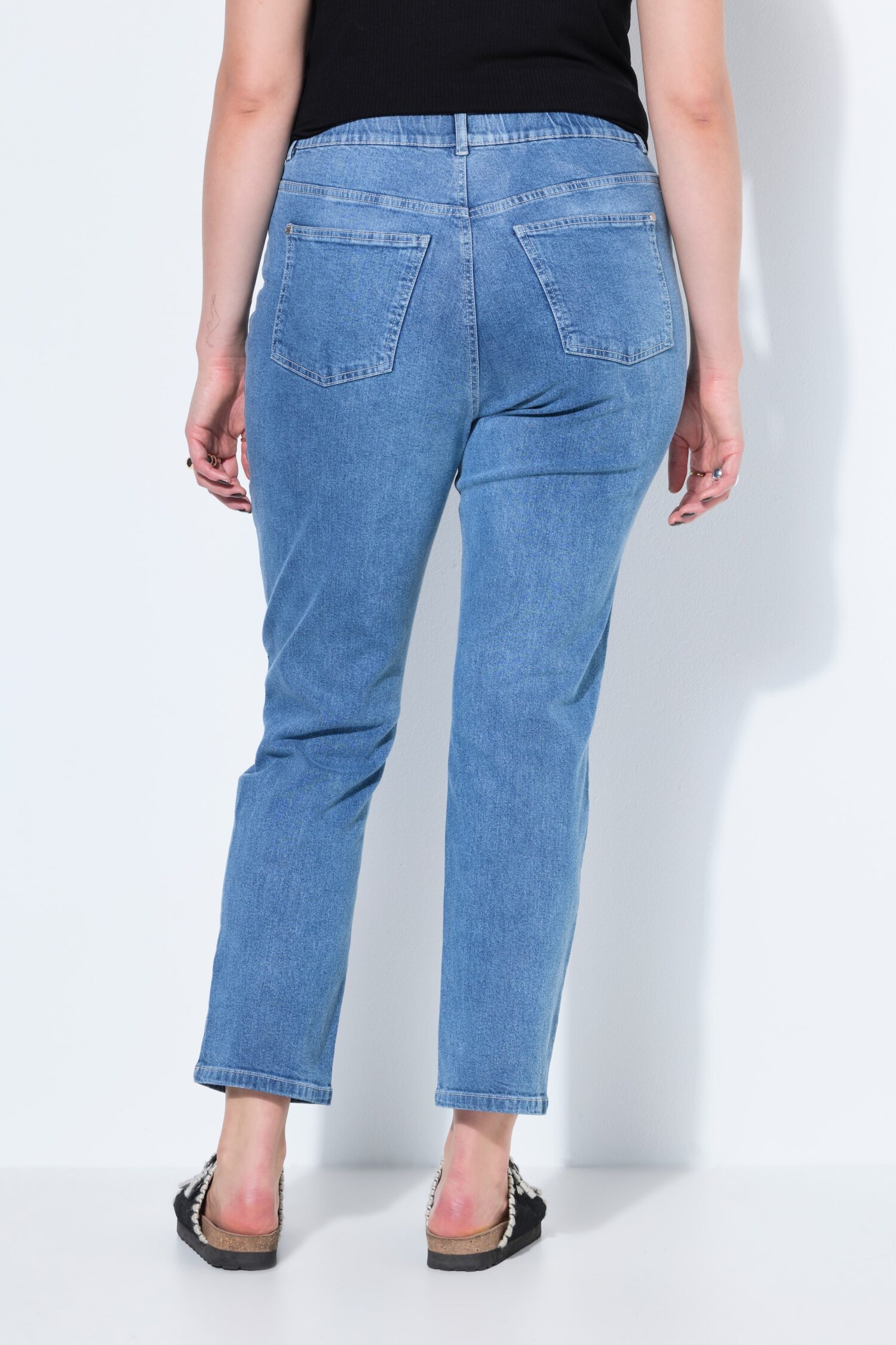 Τζιν παντελόνι mom fit με κέντημα στο τελείωμα