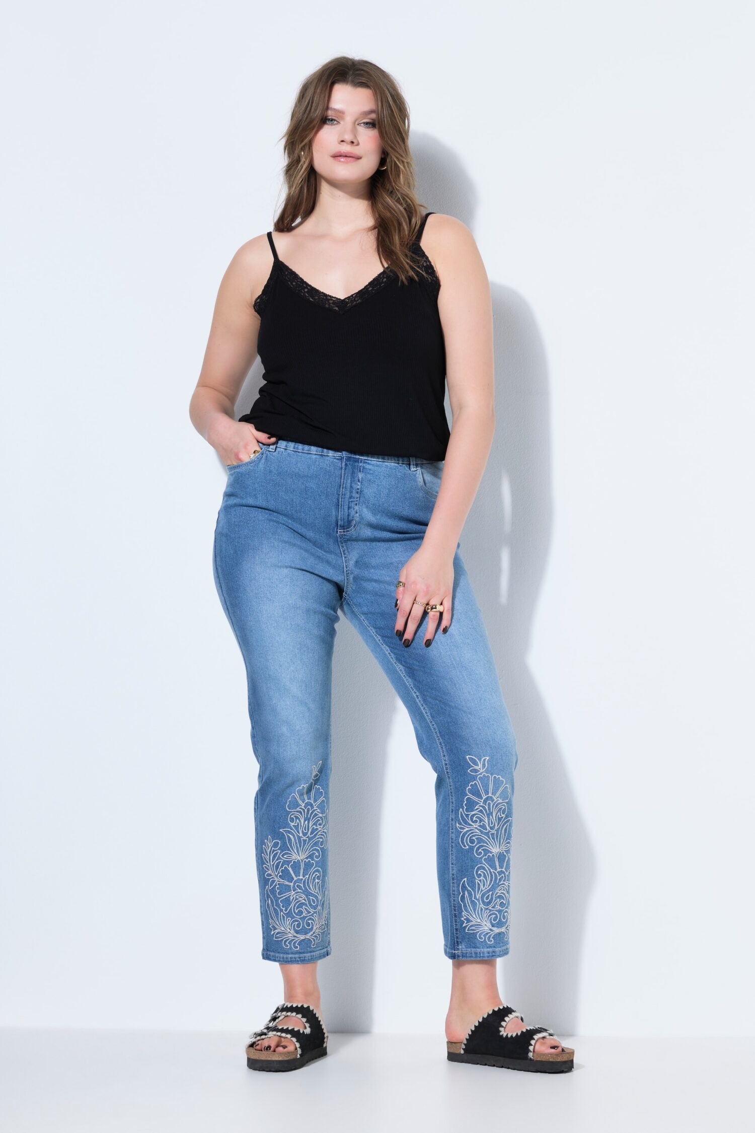 Τζιν παντελόνι mom fit με κέντημα στο τελείωμα