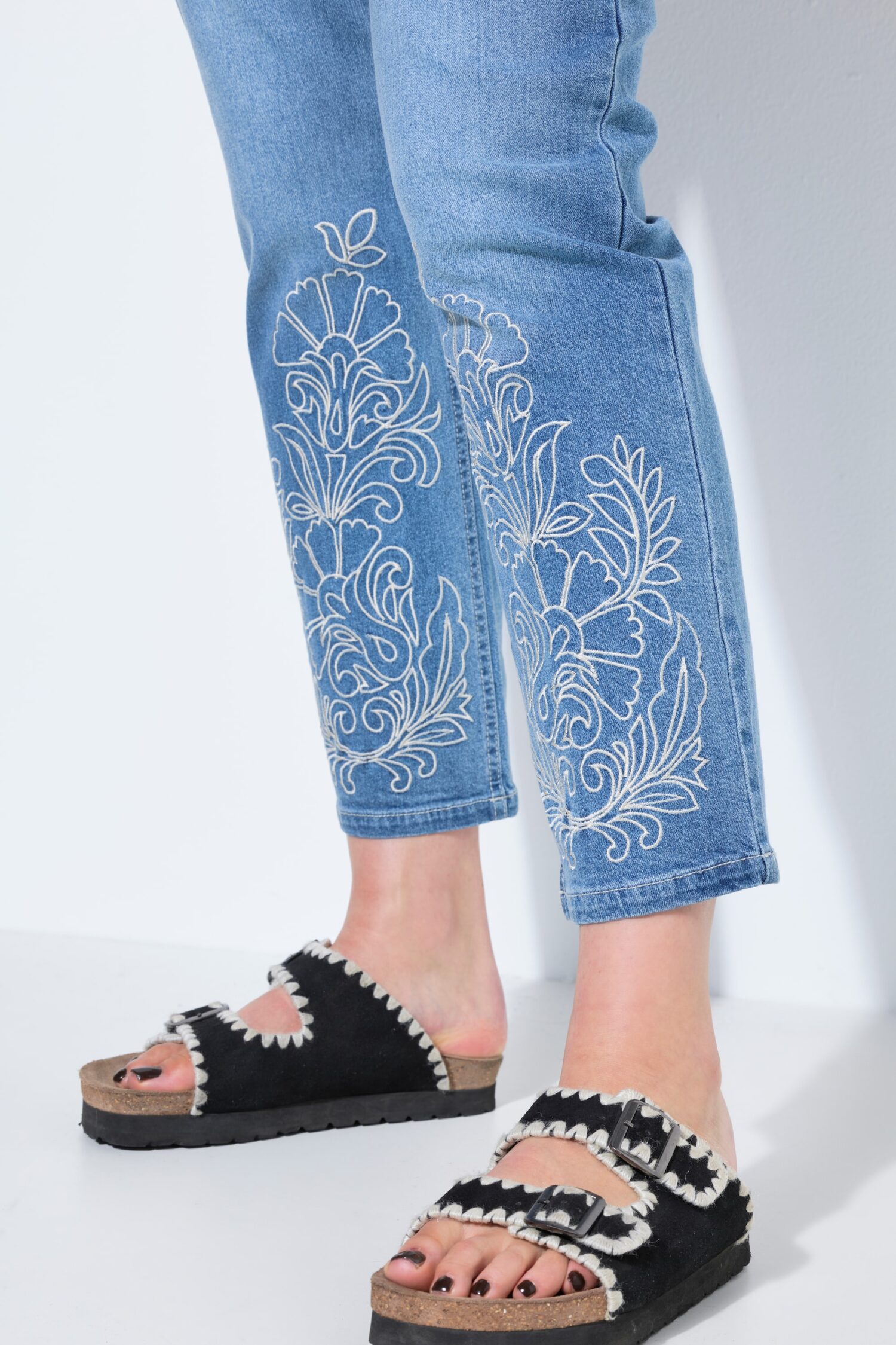 Τζιν παντελόνι mom fit με κέντημα στο τελείωμα