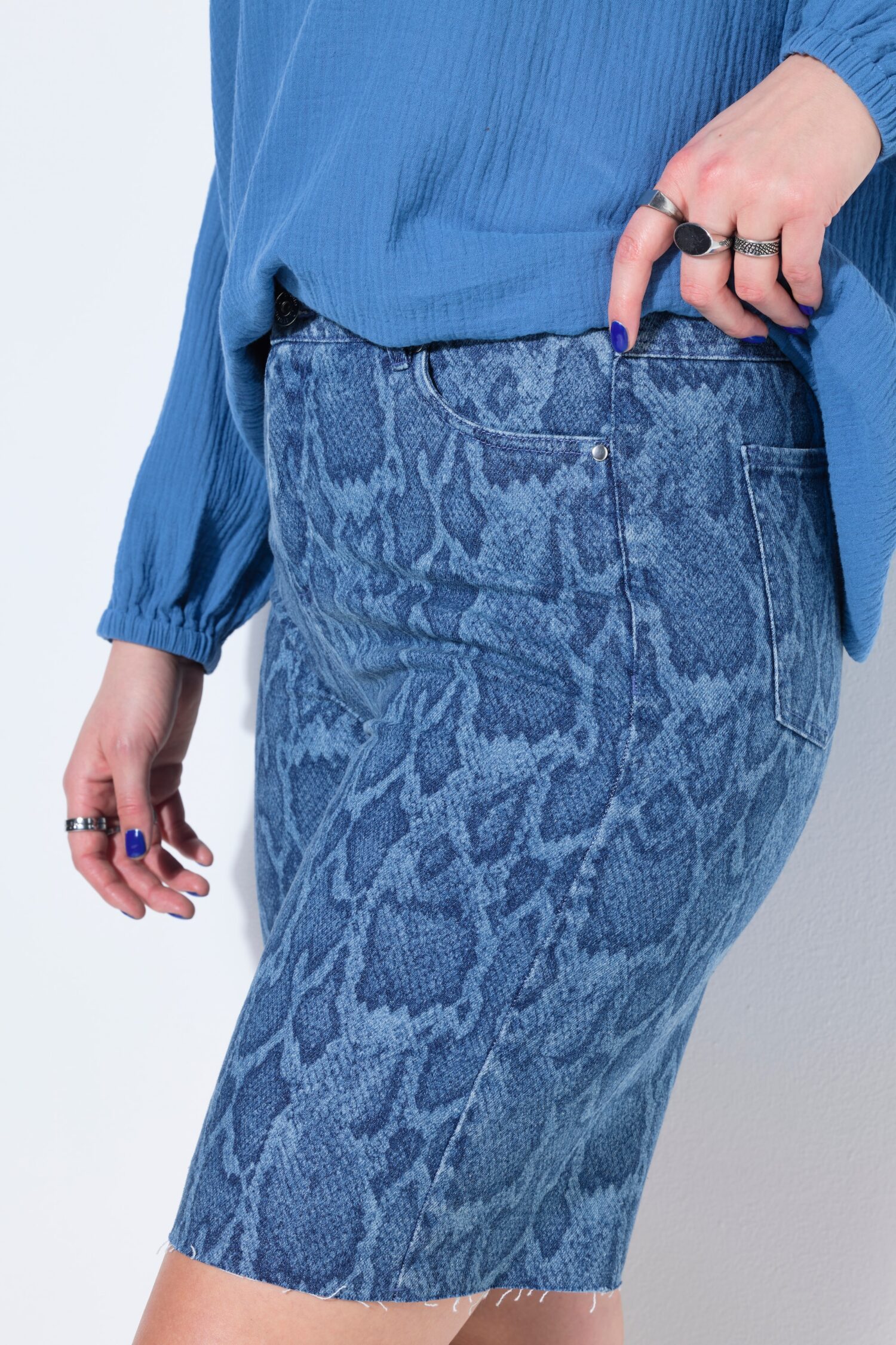 Τζιν σορτς με snake print και τσέπες