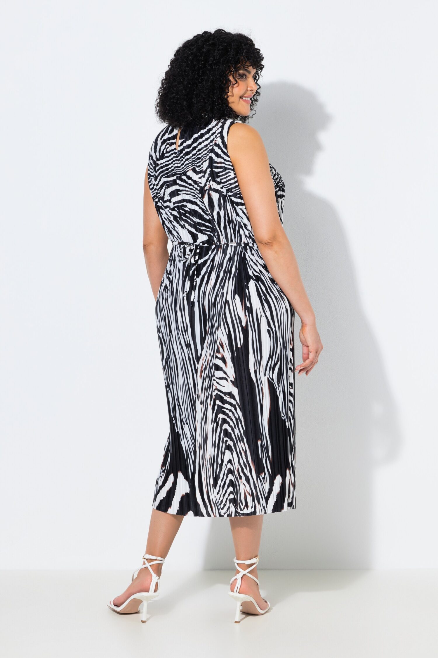 Φόρεμα πλισέ αμάνικο με στενή εφαρμογή και animal print