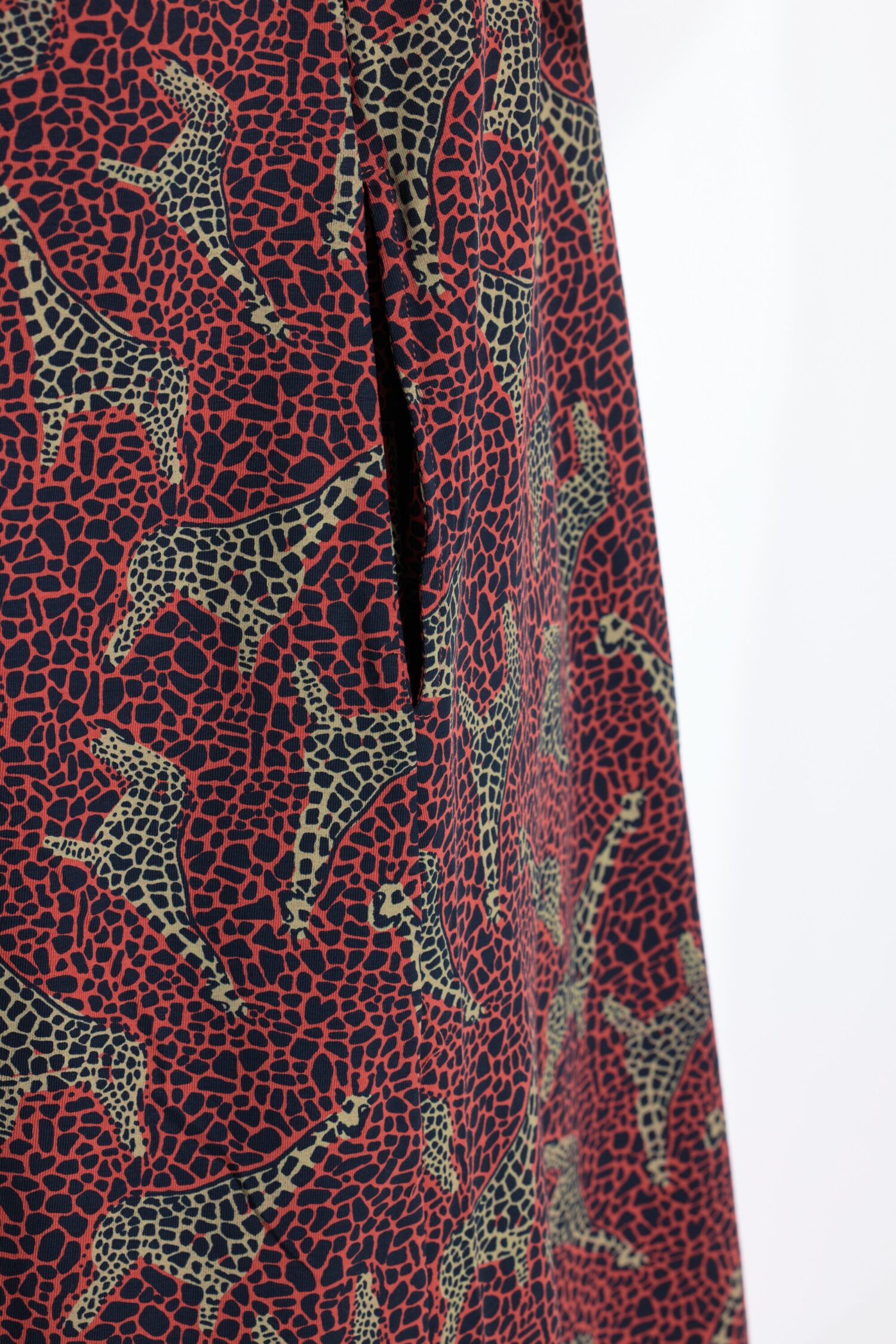 Φόρεμα σε γραμμή Α με λαιμόκοψη V και animal print
