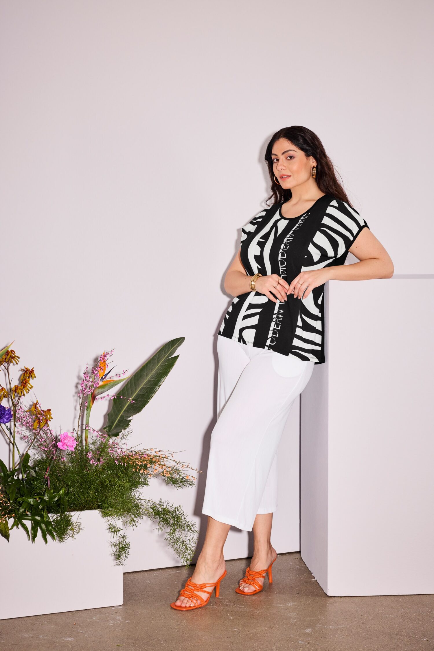Μπλούζα ριγέ oversized με στρας και στρογγυλή λαιμόκοψη