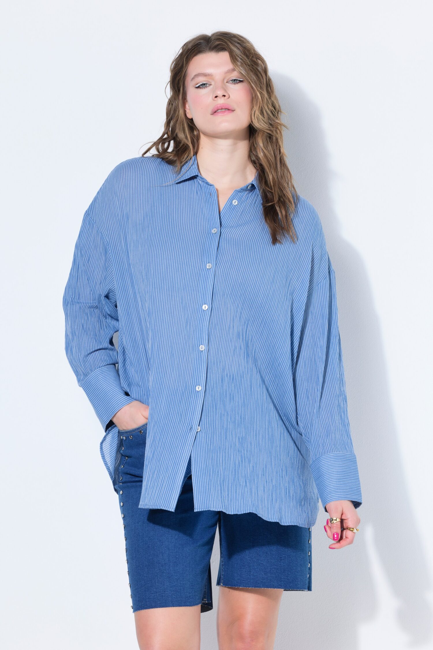 Πουκάμισο μακρύ oversized ριγέ με χαμηλούς ώμους