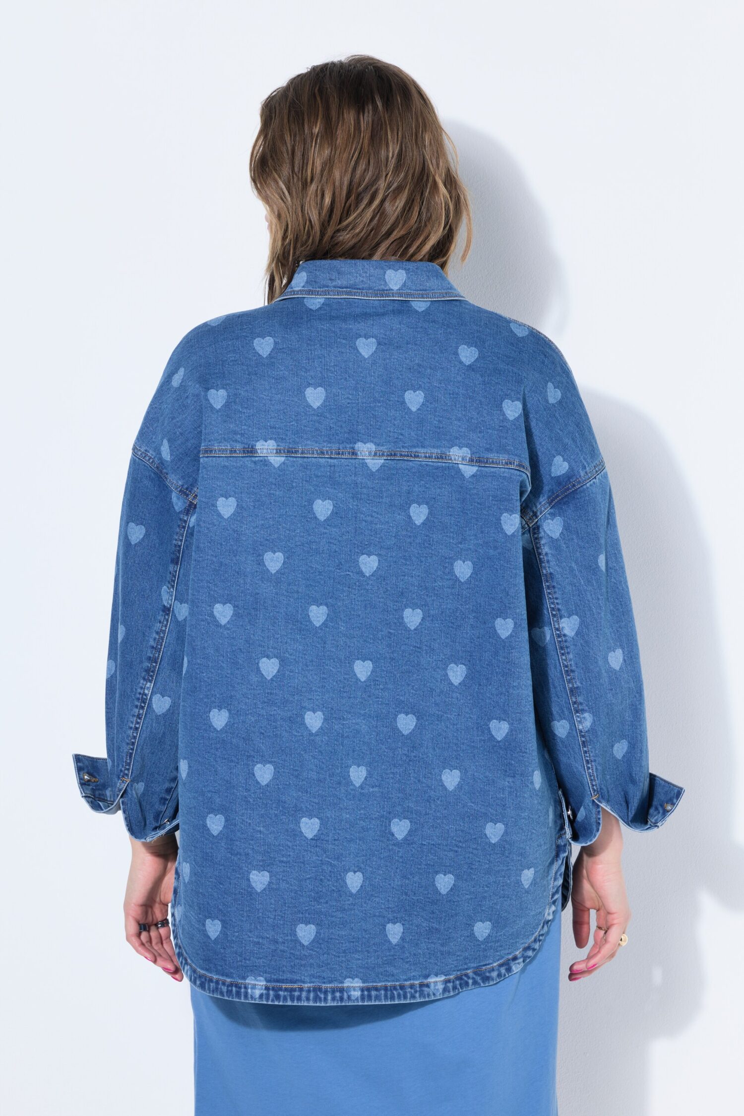 Πουκάμισο τζιν oversized με σχέδιο hearts και τσέπες