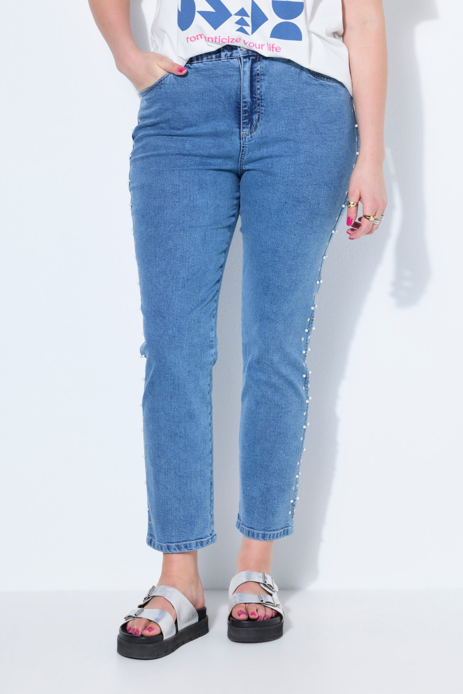 Τζιν παντελόνι mom fit με διακοσμητικές λεπτομέρειες