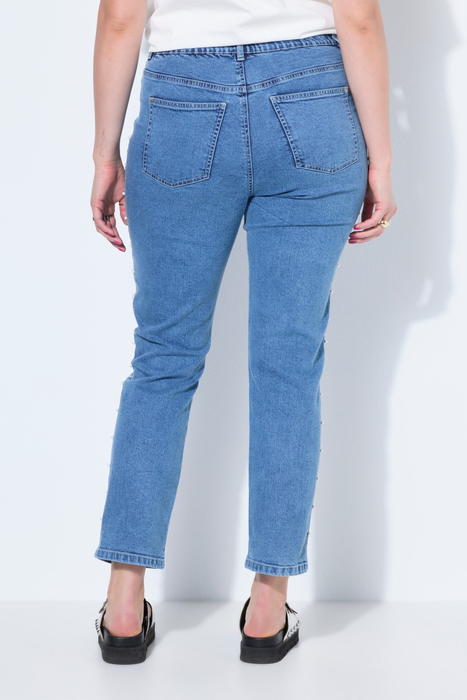 Τζιν παντελόνι mom fit με διακοσμητικές λεπτομέρειες