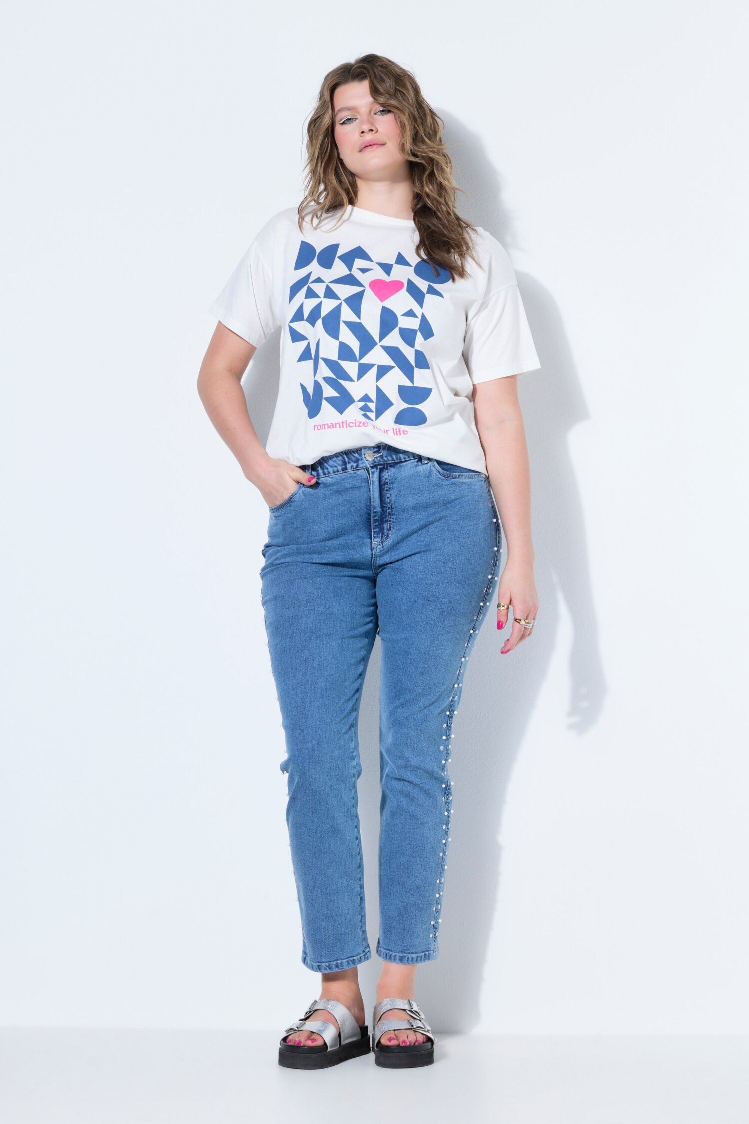 Τζιν παντελόνι mom fit με διακοσμητικές λεπτομέρειες