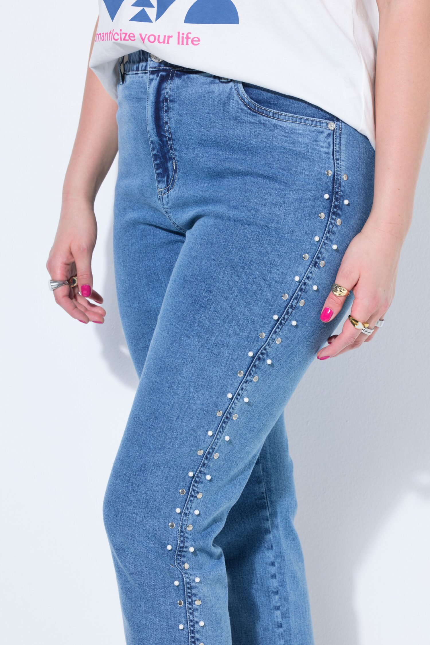 Τζιν παντελόνι mom fit με διακοσμητικές λεπτομέρειες