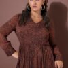 Φόρεμα πλισέ με croco print κι αδιαφανής επένδυση