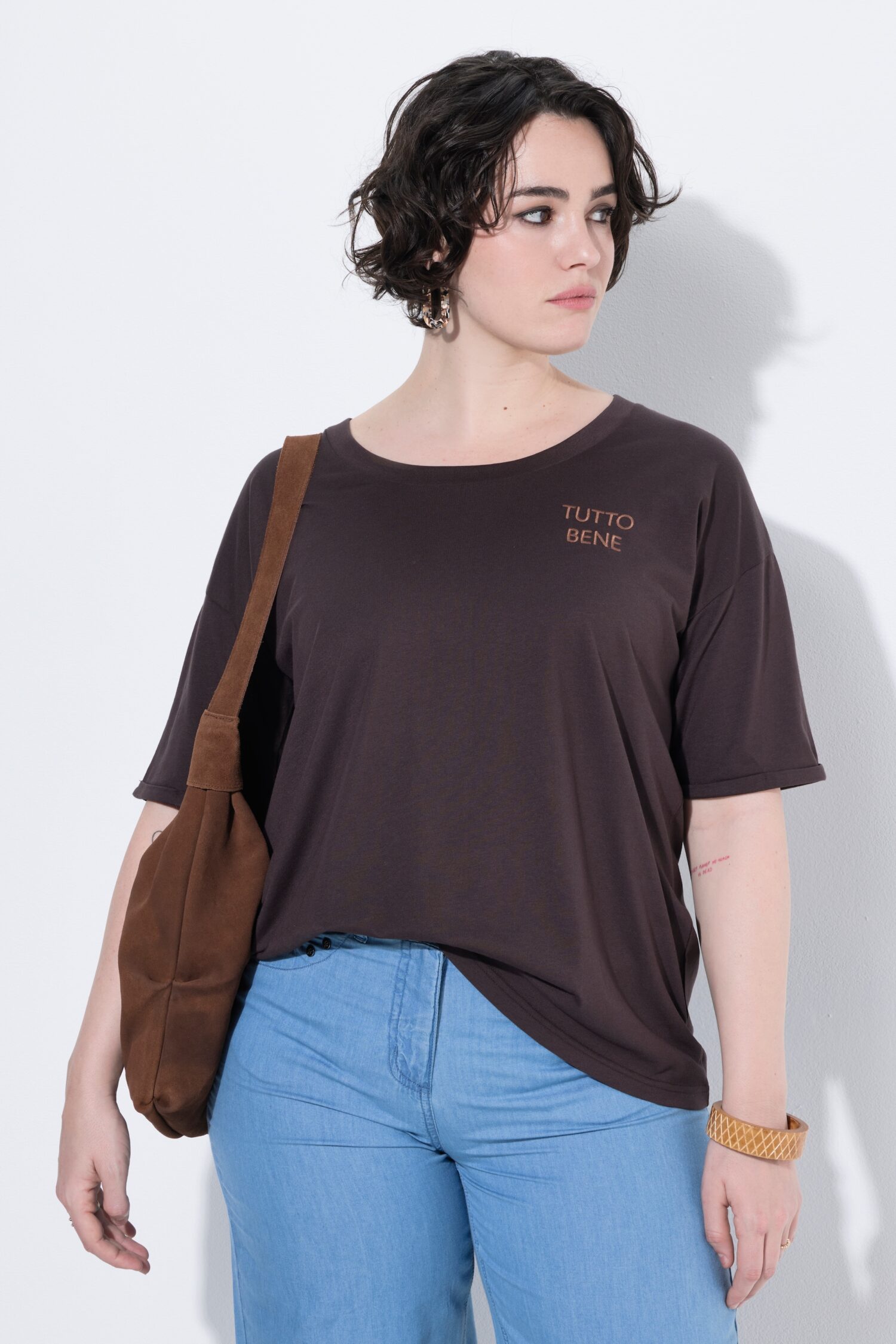 Μπλούζα κοντομάνικη oversized με μικρό κέντημα στο στήθος