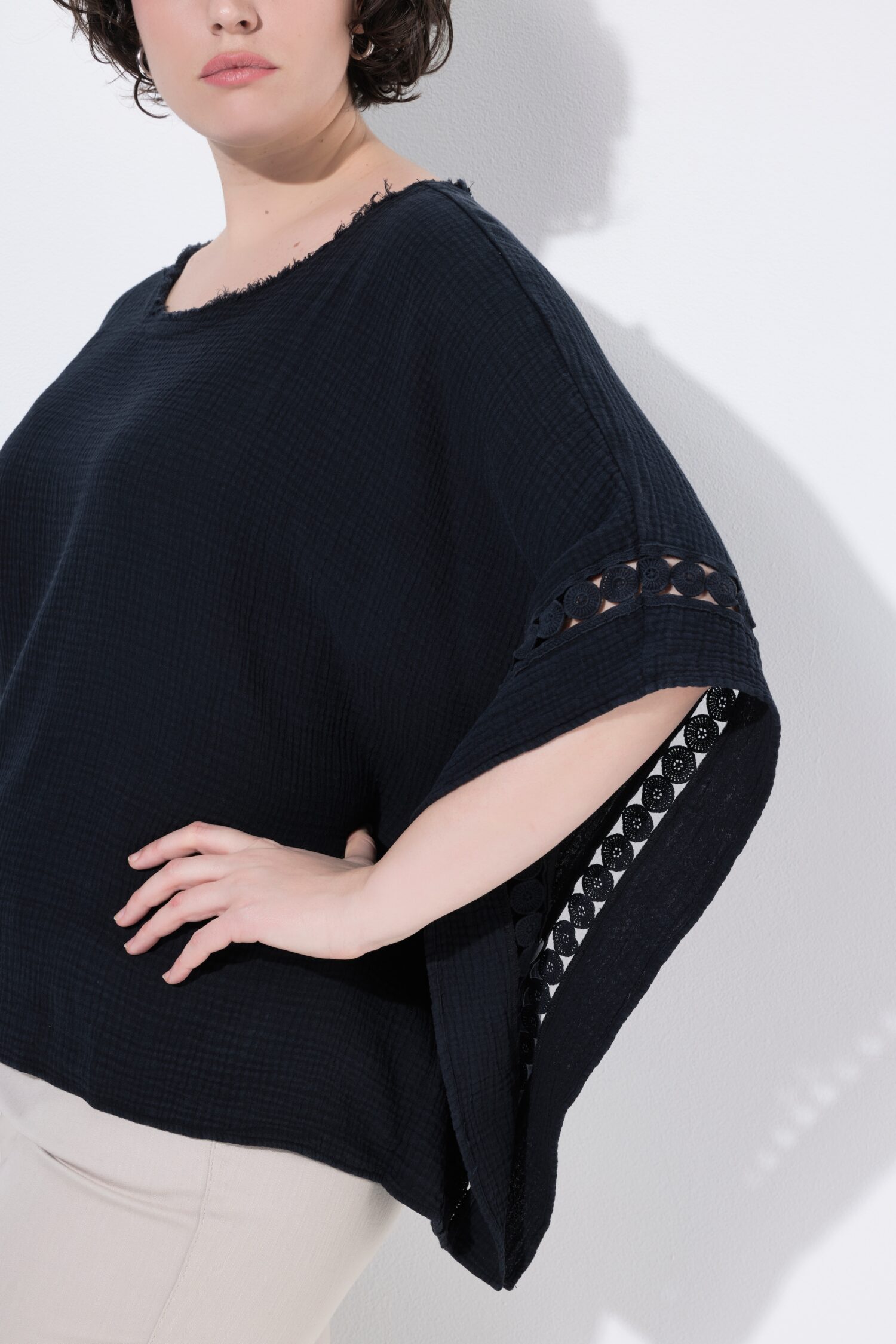 Μπλούζα oversized με κέντημα στα μανίκια