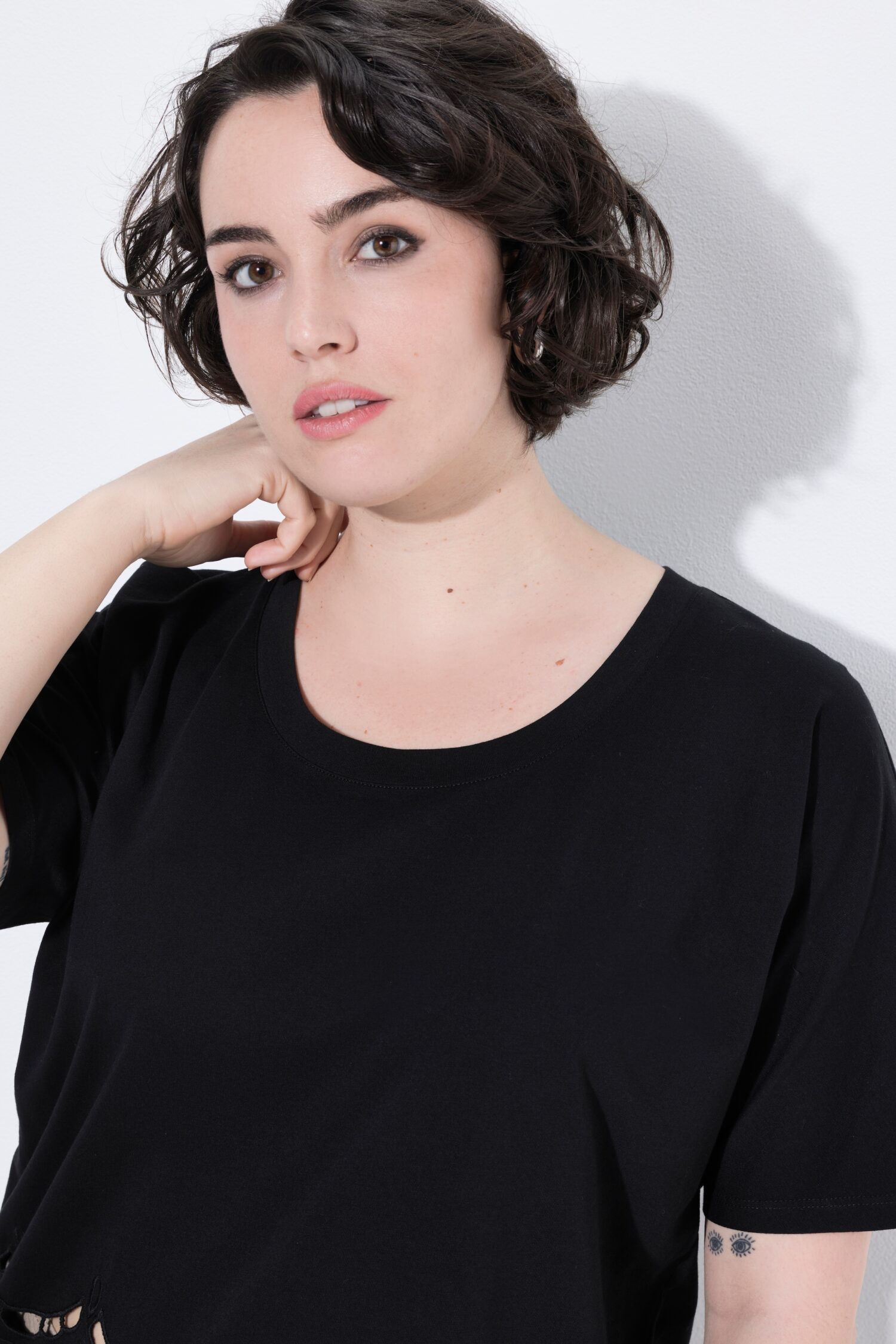 Μπλούζα oversized με κέντημα στο τελείωμα