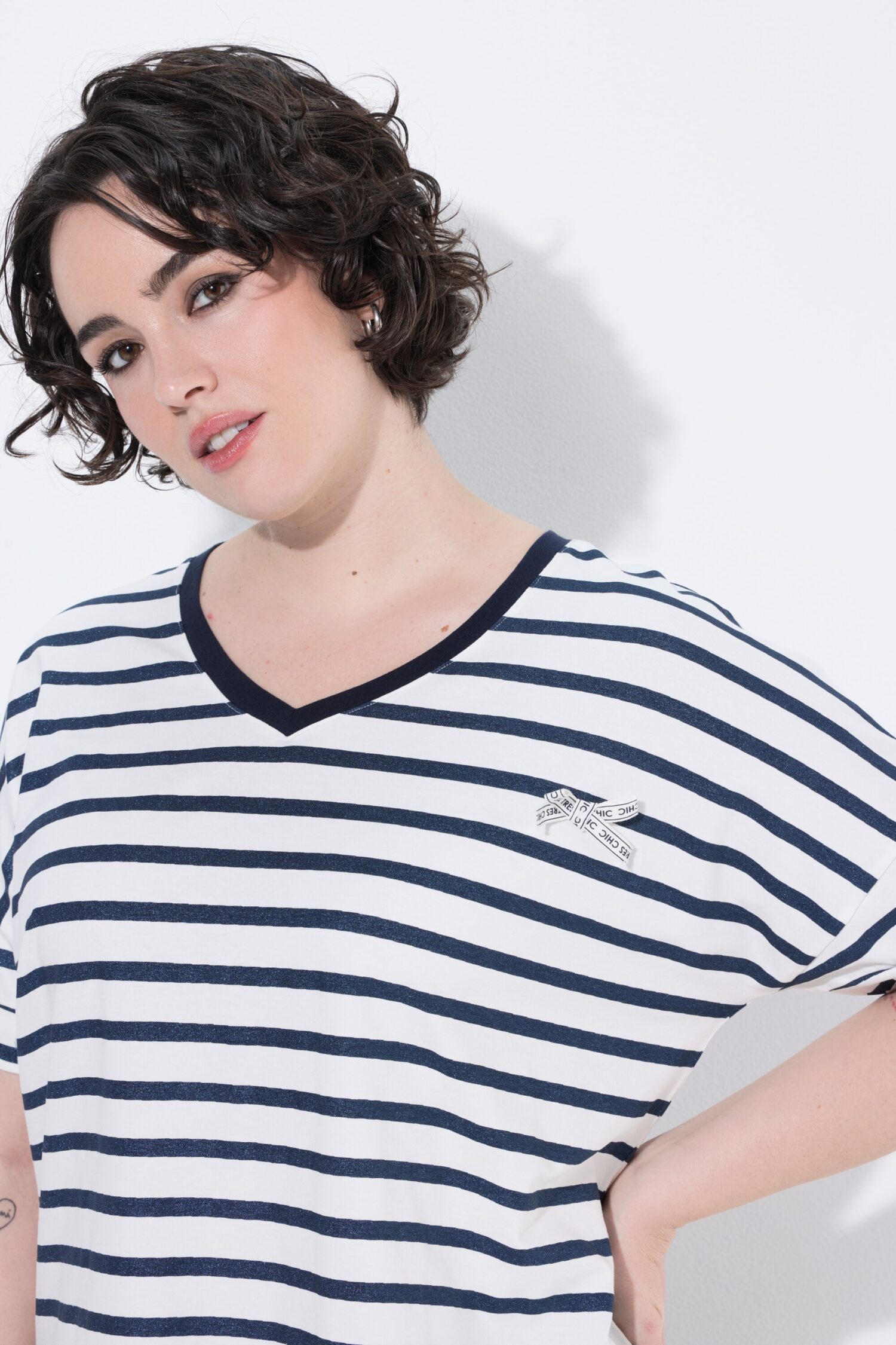 Μπλούζα ριγέ oversized με λαιμόκοψη V