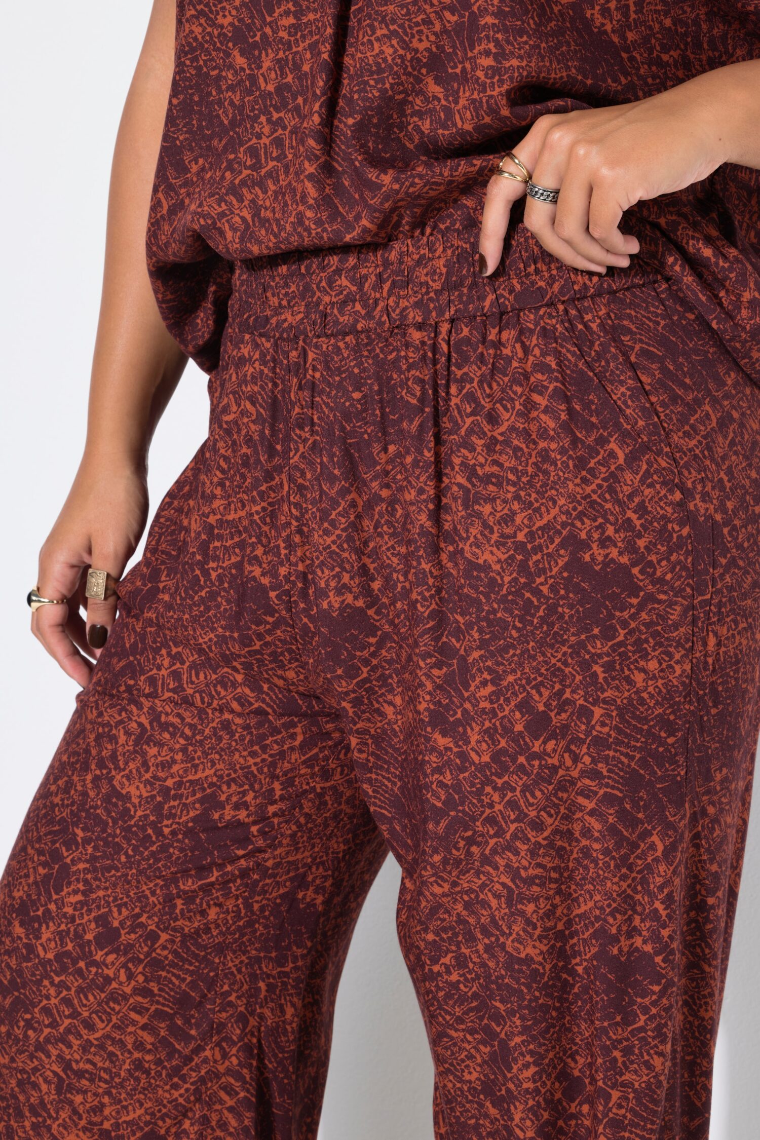 Παντελόνι Palazzo ψηλόμεσο με croco print και τσέπες