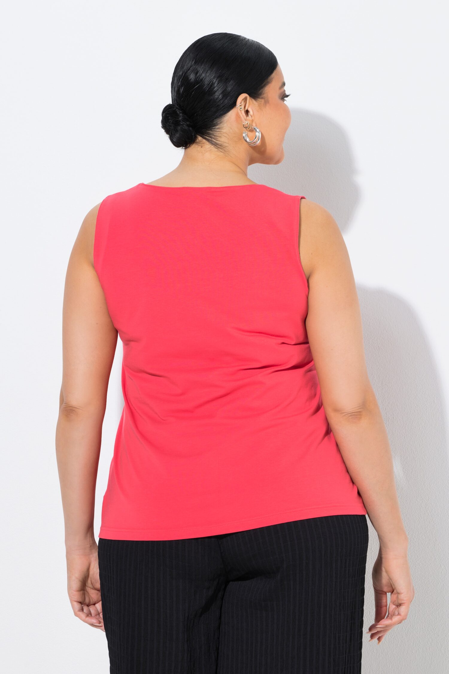 Τοπ αμάνικο με άνετη εφαρμογή και τετράγωνη λαιμόκοψη