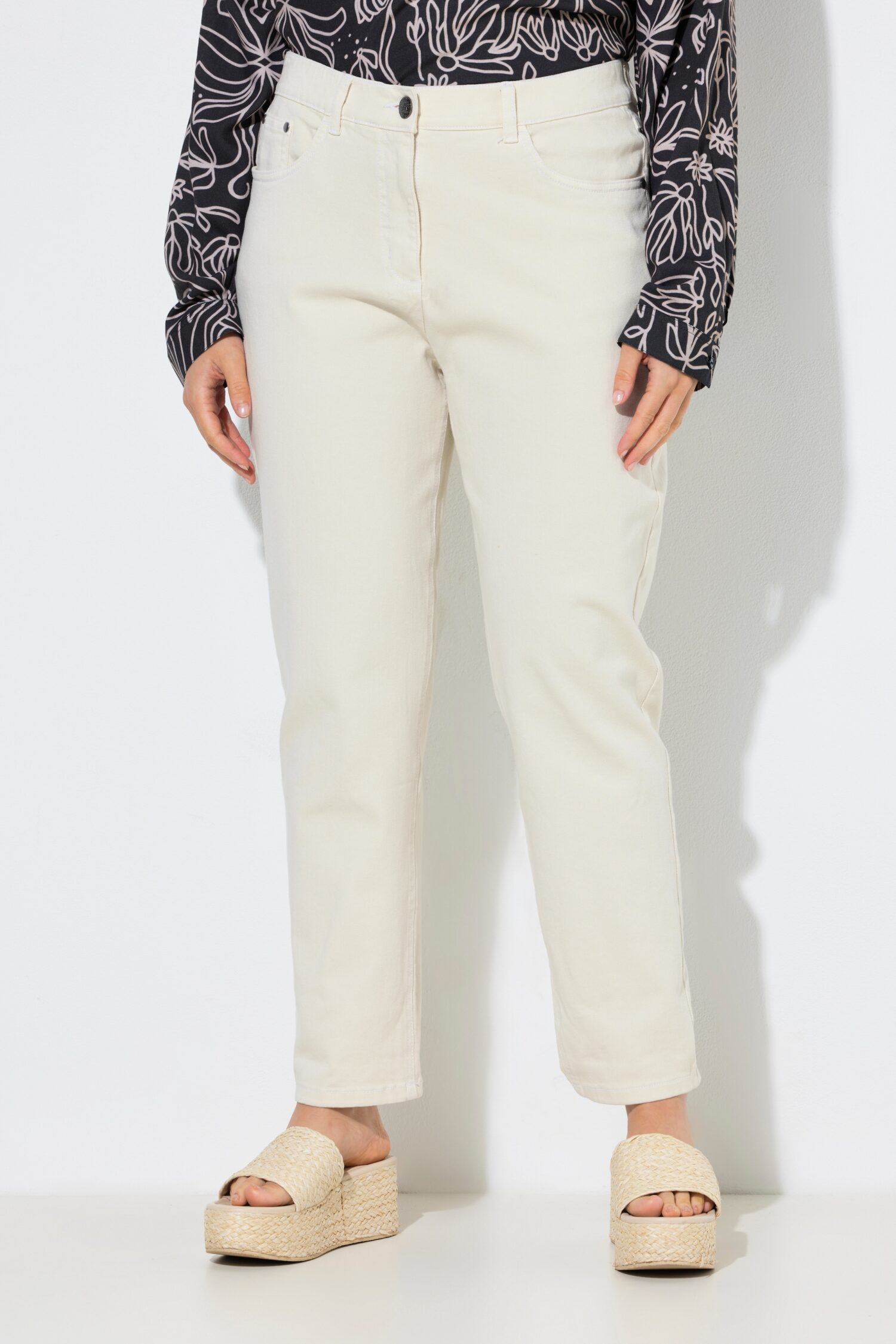 Τζιν παντελόνι mom fit με άνετη εφαρμογή και 5 τσέπες