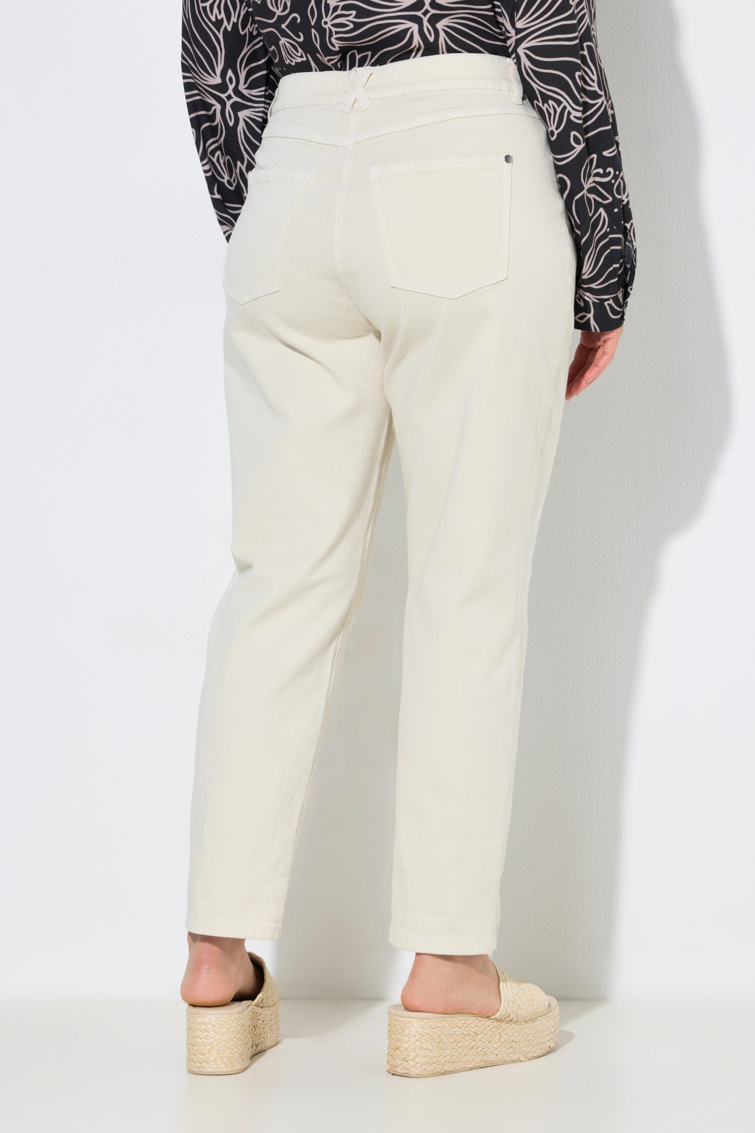 Τζιν παντελόνι mom fit με άνετη εφαρμογή και 5 τσέπες