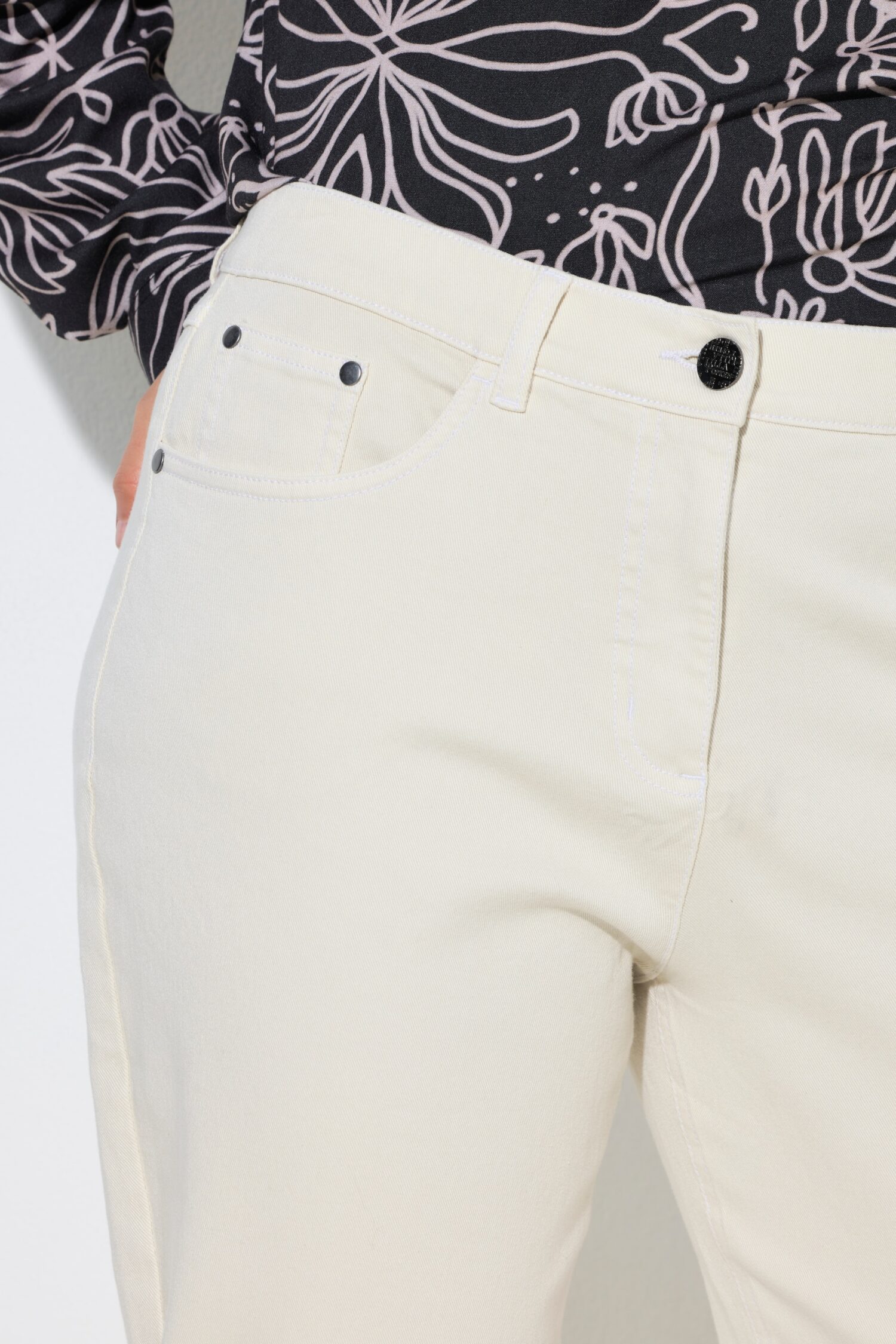 Τζιν παντελόνι mom fit με άνετη εφαρμογή και 5 τσέπες