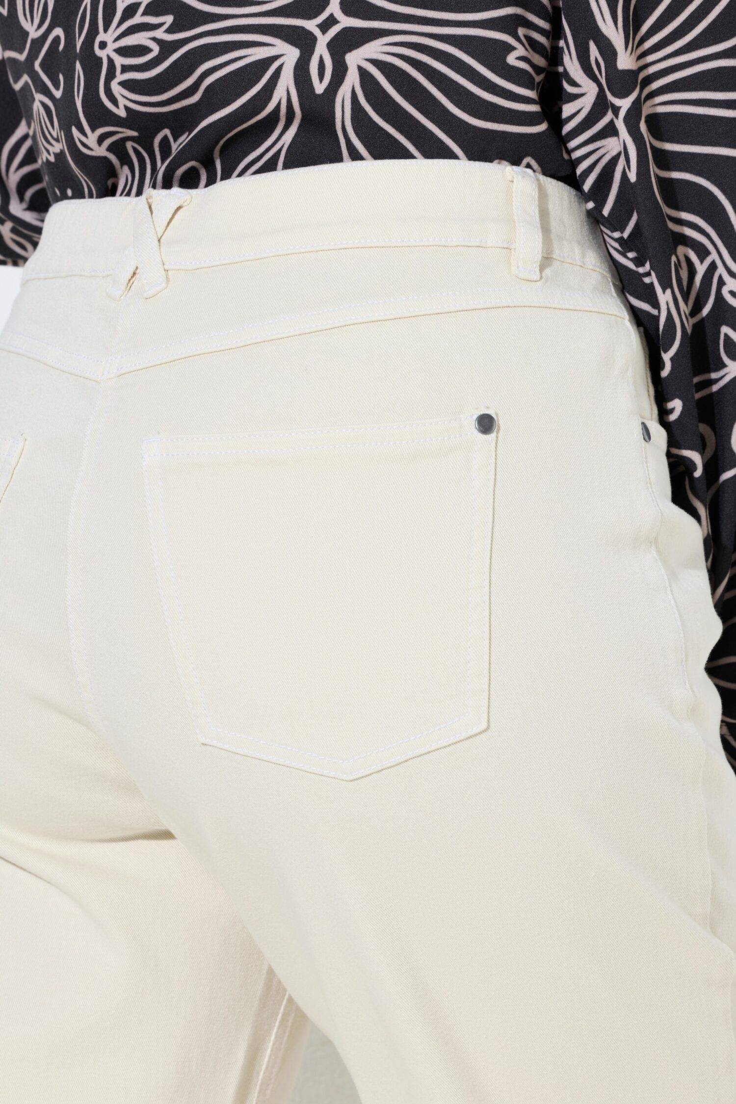 Τζιν παντελόνι mom fit με άνετη εφαρμογή και 5 τσέπες