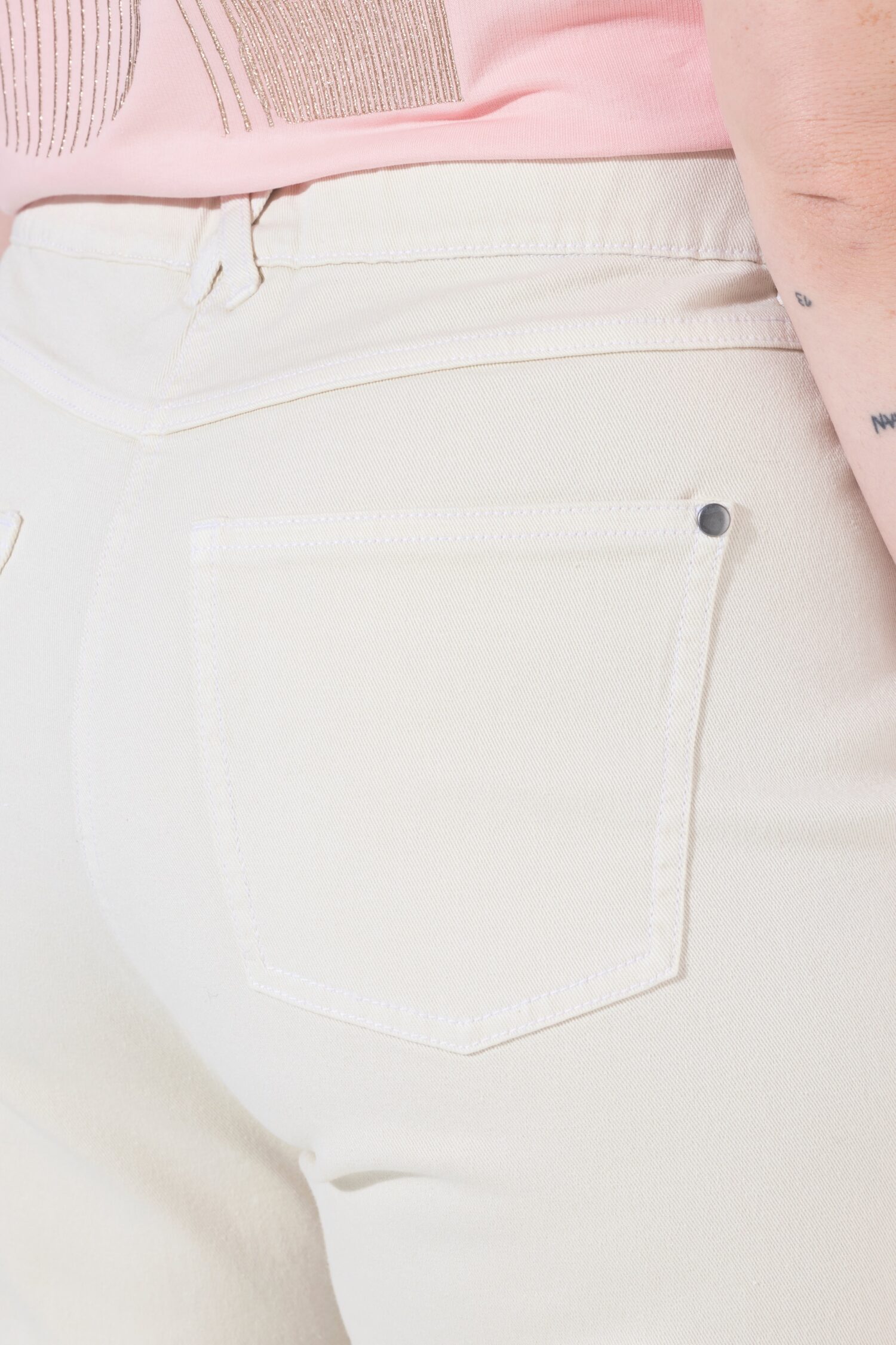 Τζιν παντελόνι mom fit με άνετη εφαρμογή και 5 τσέπες