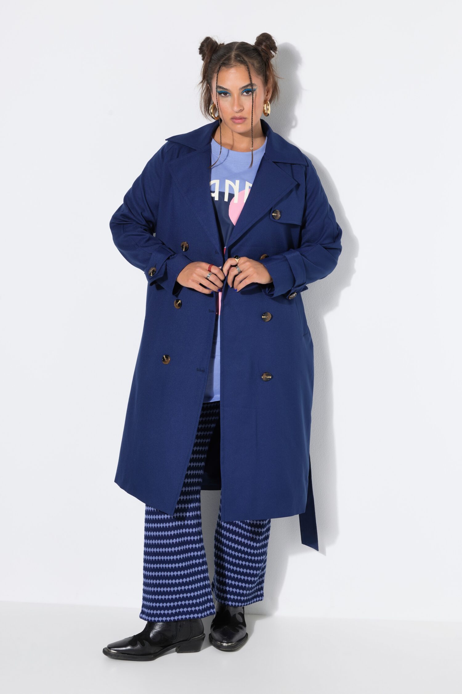 Καμπαρντίνα ελαφρώς oversized με ζώνη στη μέση και τσέπες