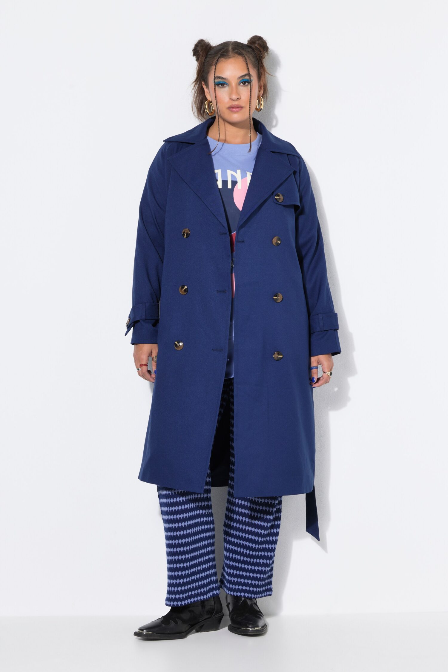 Καμπαρντίνα ελαφρώς oversized με ζώνη στη μέση και τσέπες