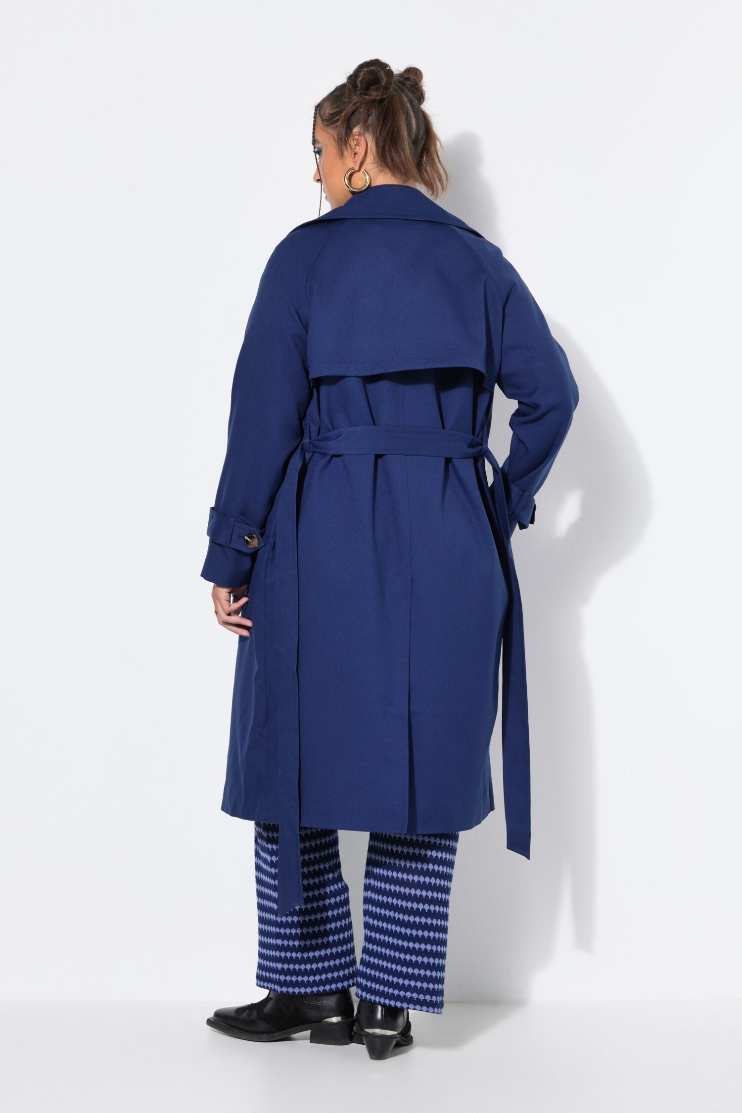 Καμπαρντίνα ελαφρώς oversized με ζώνη στη μέση και τσέπες