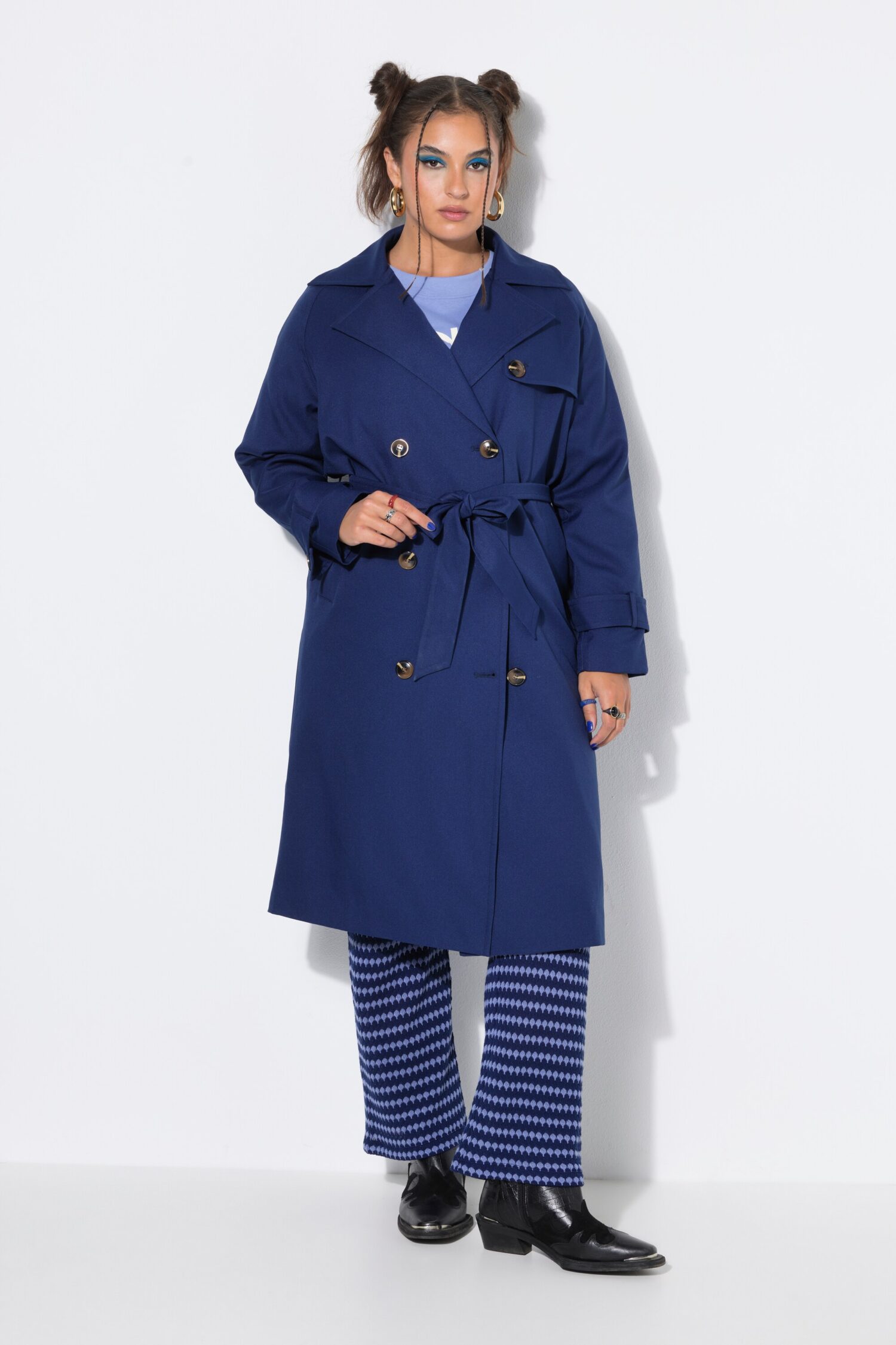 Καμπαρντίνα ελαφρώς oversized με ζώνη στη μέση και τσέπες