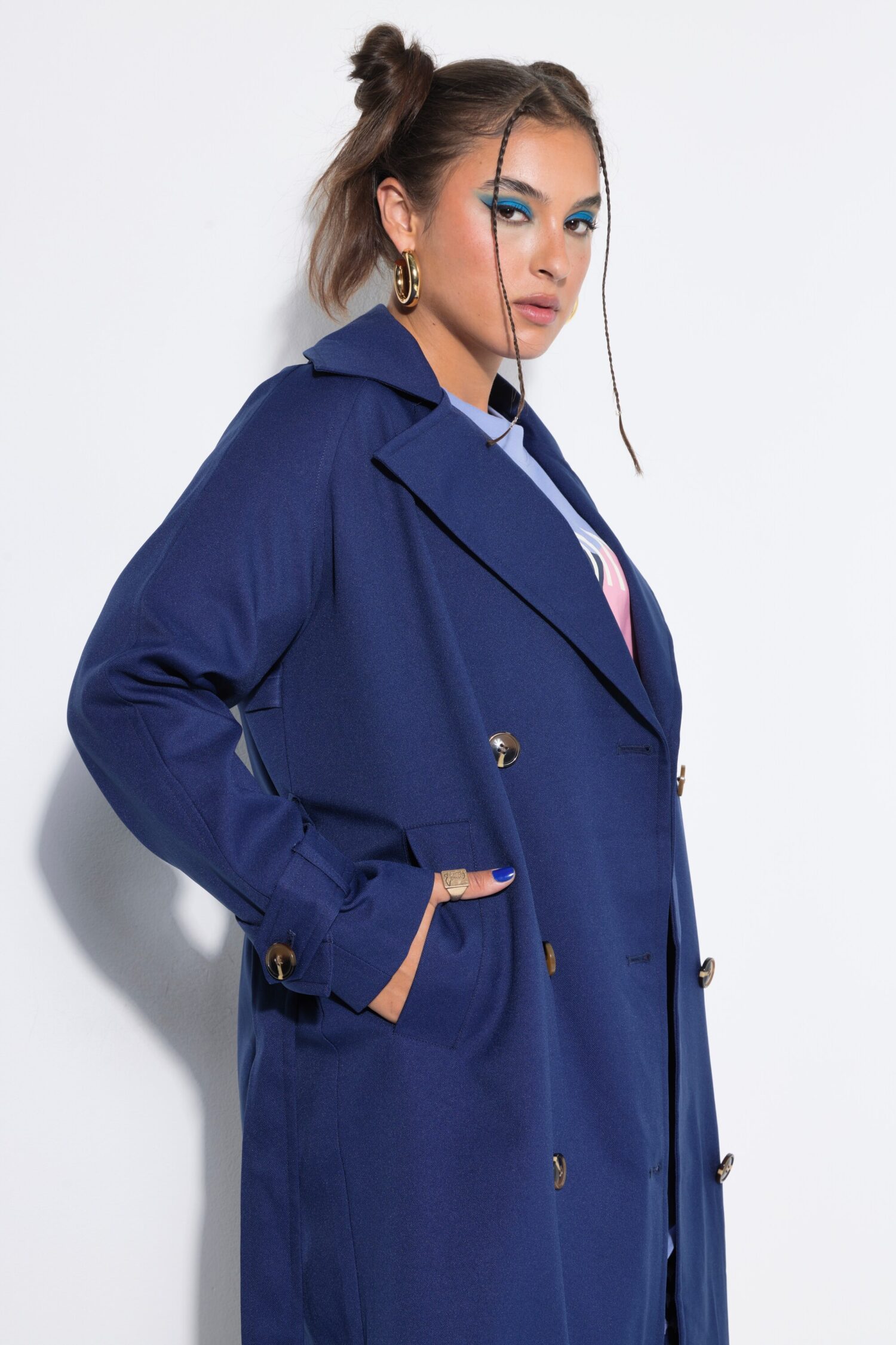 Καμπαρντίνα ελαφρώς oversized με ζώνη στη μέση και τσέπες