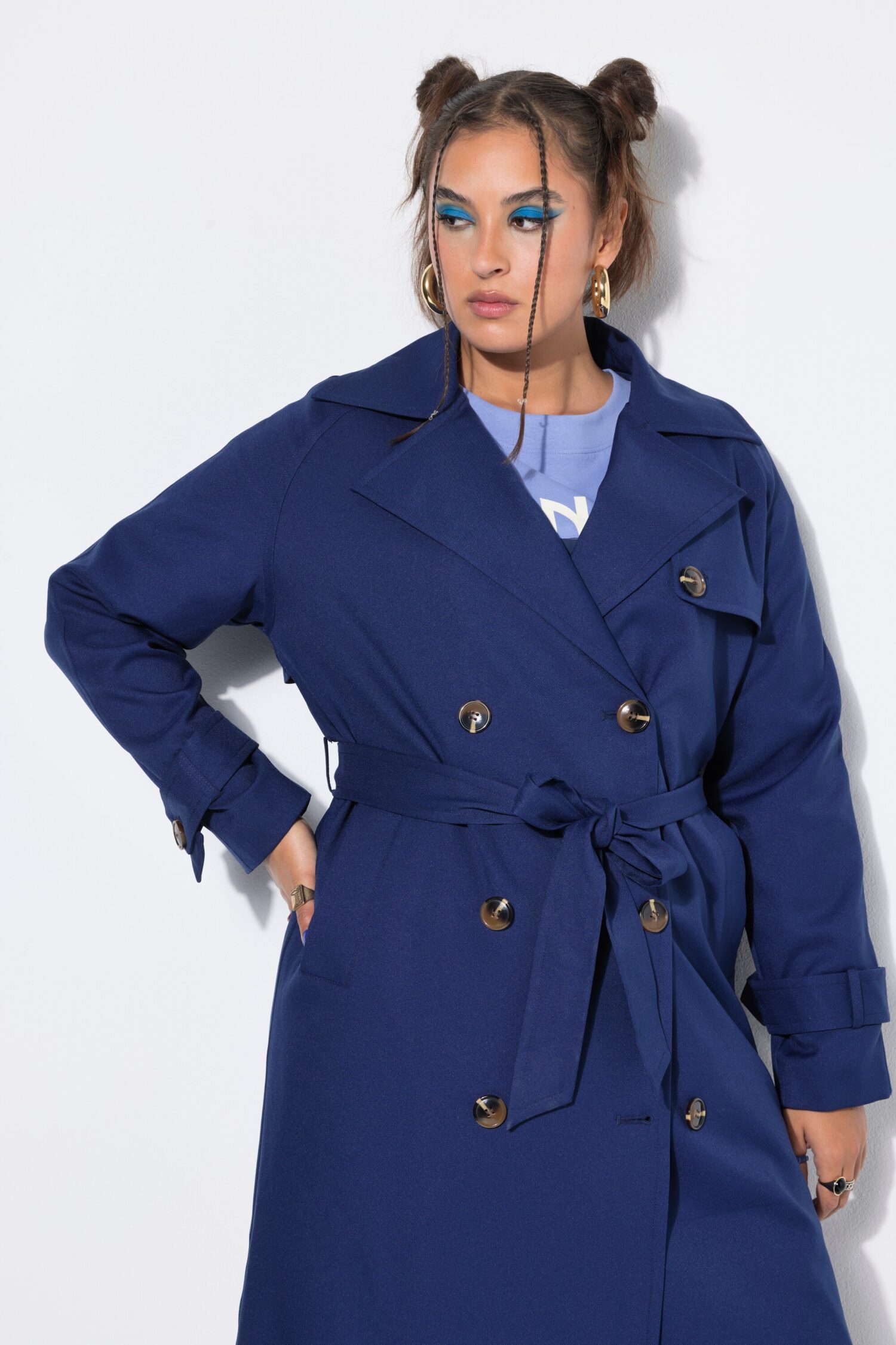 Καμπαρντίνα ελαφρώς oversized με ζώνη στη μέση και τσέπες