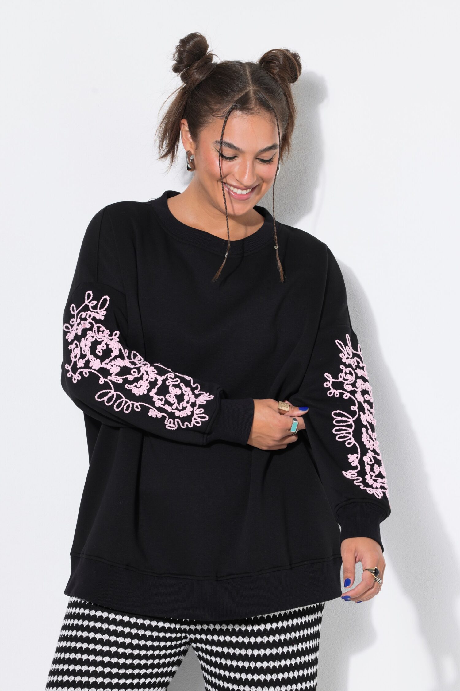 Μπλούζα φούτερ oversized με κέντημα στα μανίκια