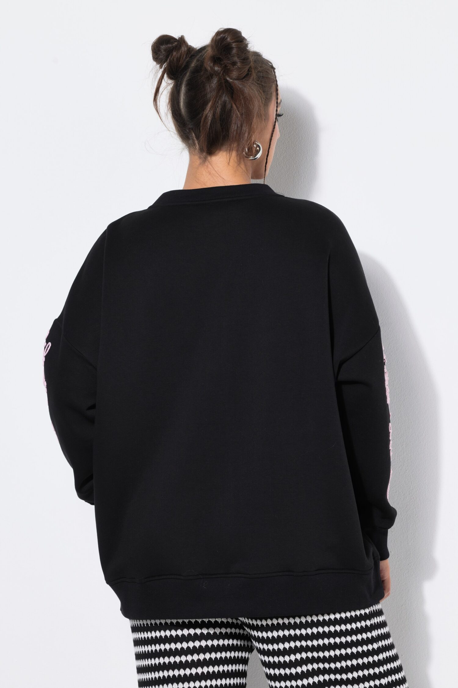 Μπλούζα φούτερ oversized με κέντημα στα μανίκια