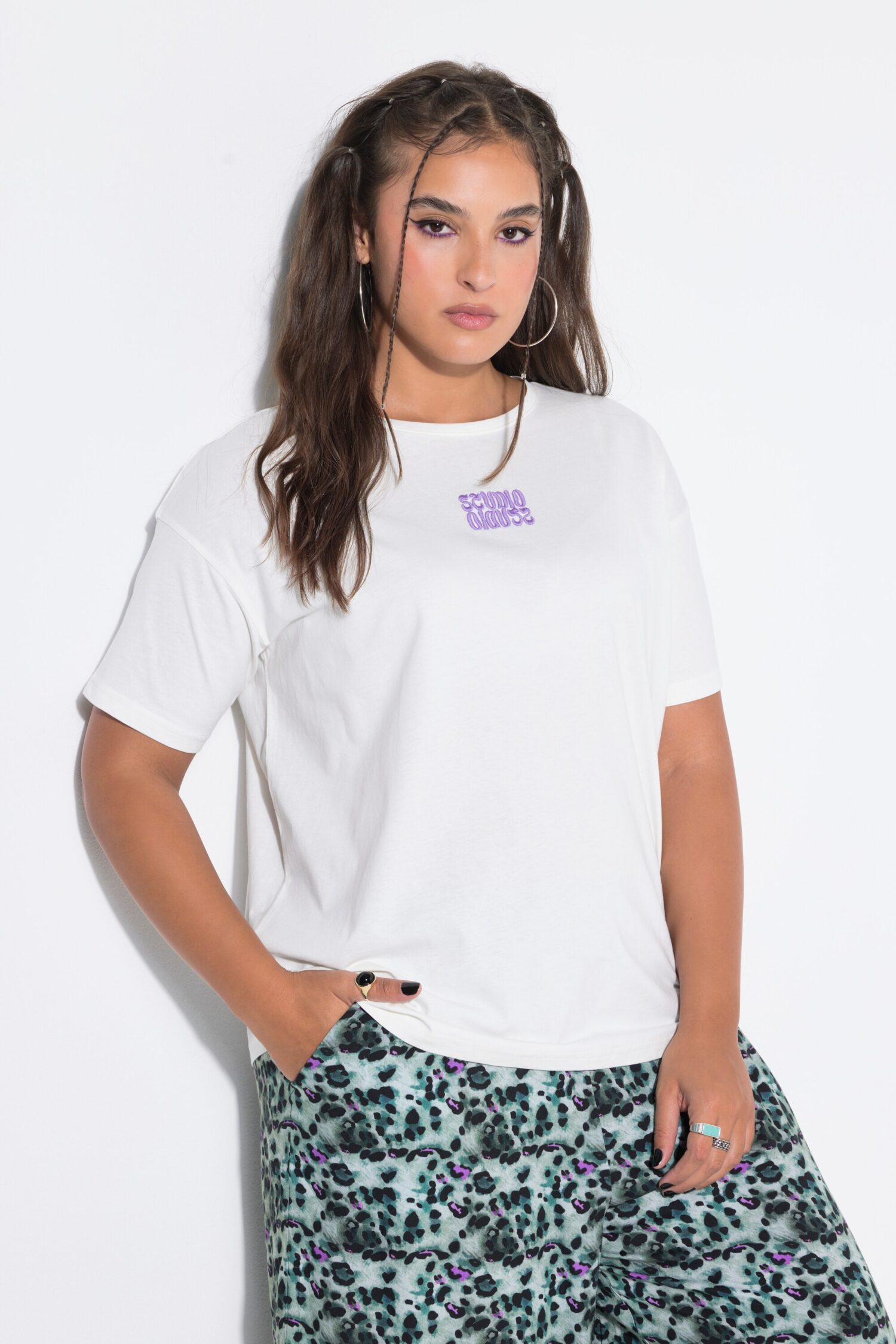 Μπλούζα oversized με κέντημα και κοντά μανίκια