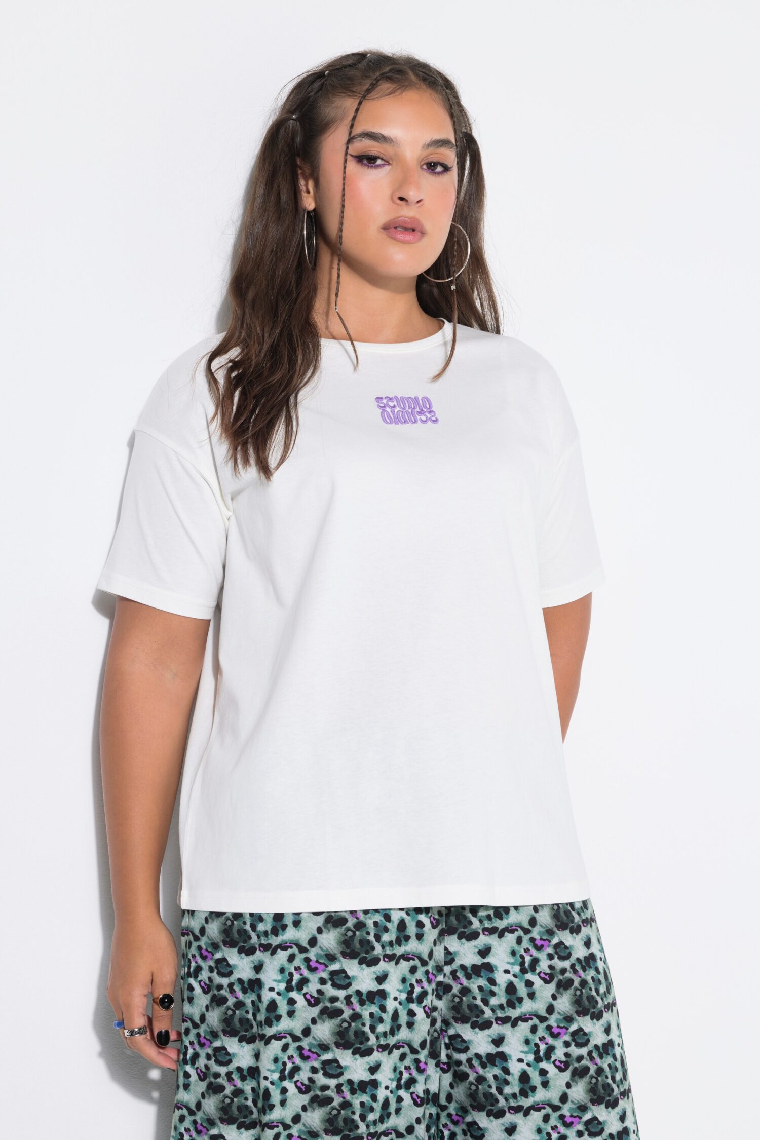 Μπλούζα oversized με κέντημα και κοντά μανίκια
