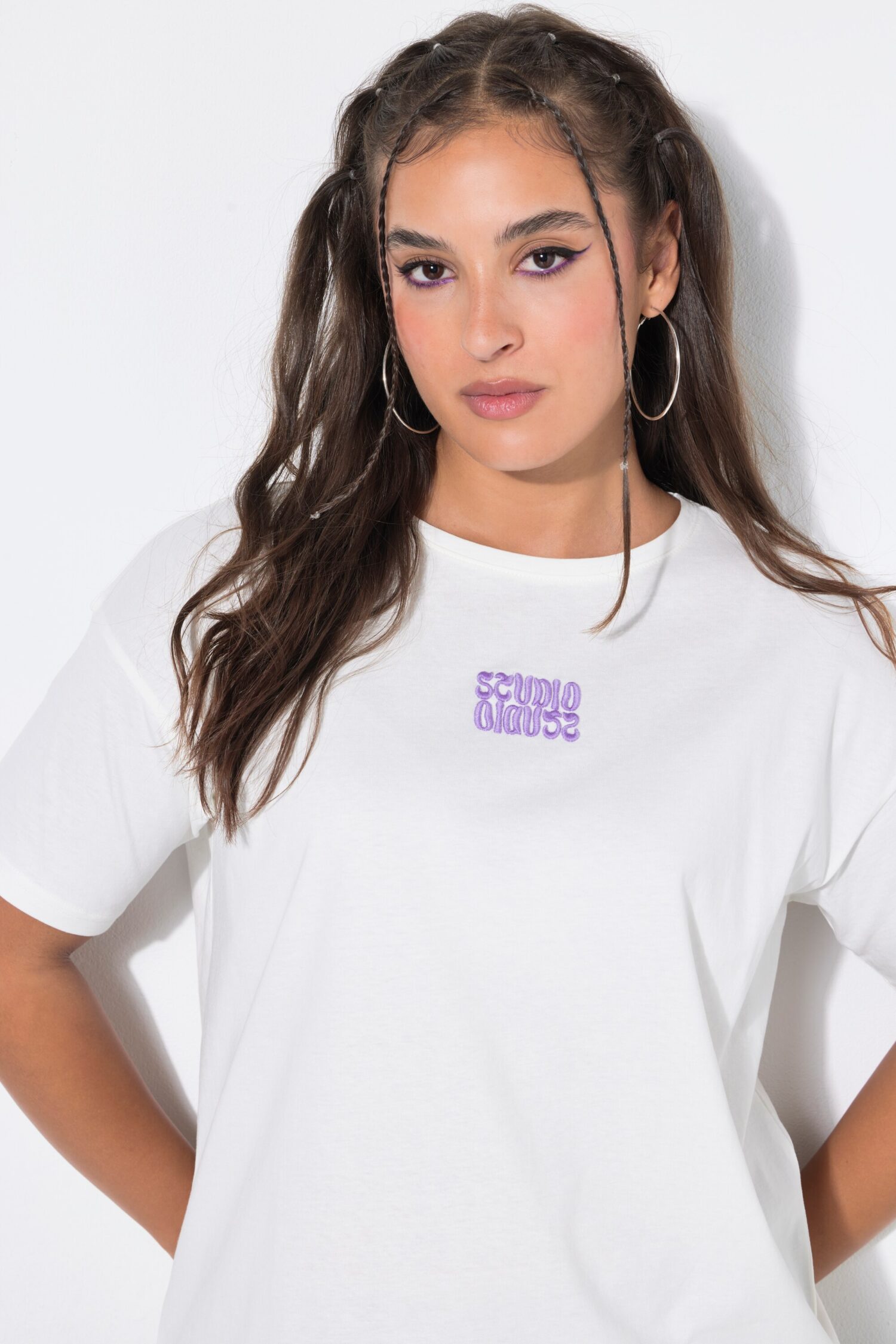 Μπλούζα oversized με κέντημα και κοντά μανίκια