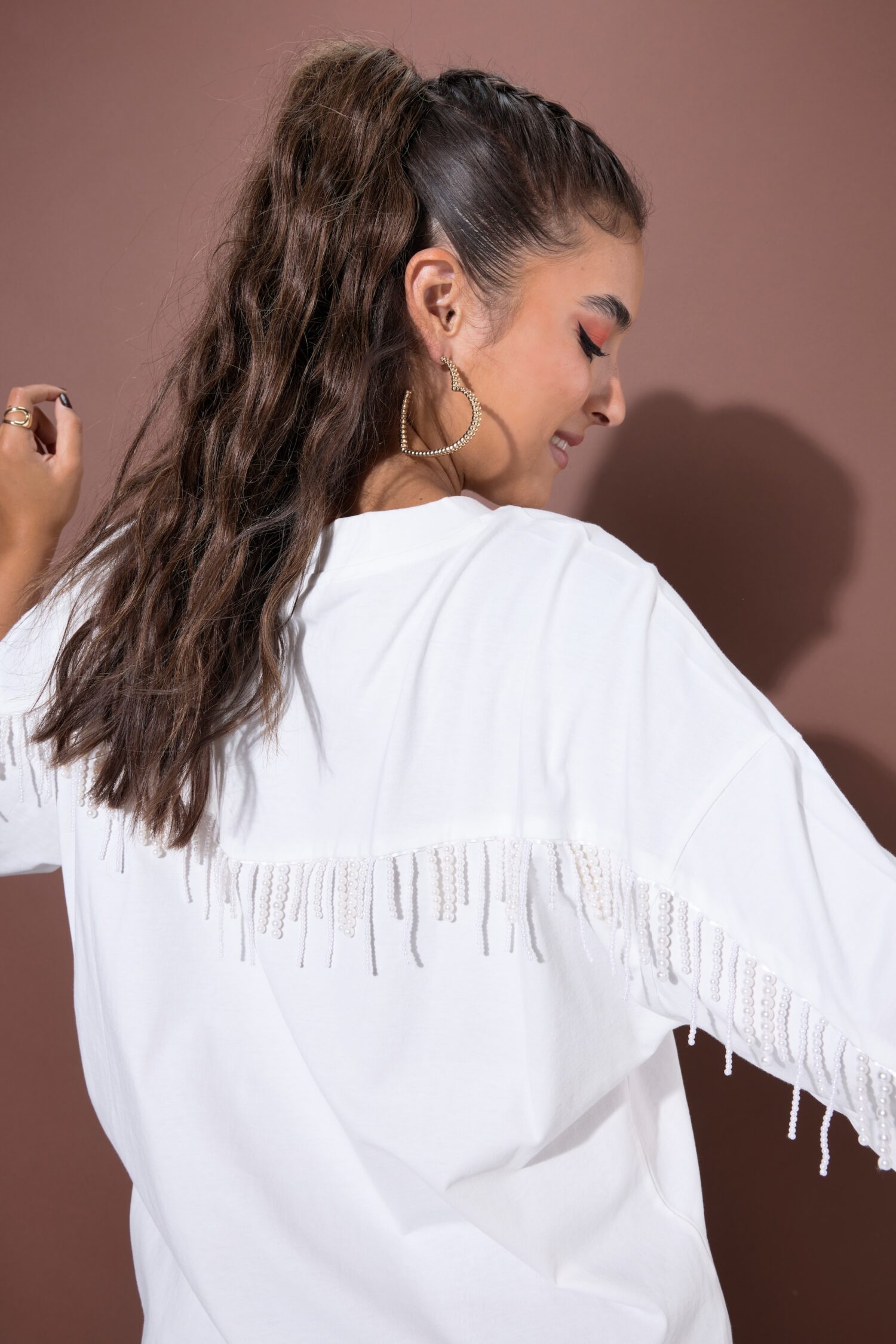 Μπλούζα oversized με κρόσσια από χάντρες στην πλάτη
