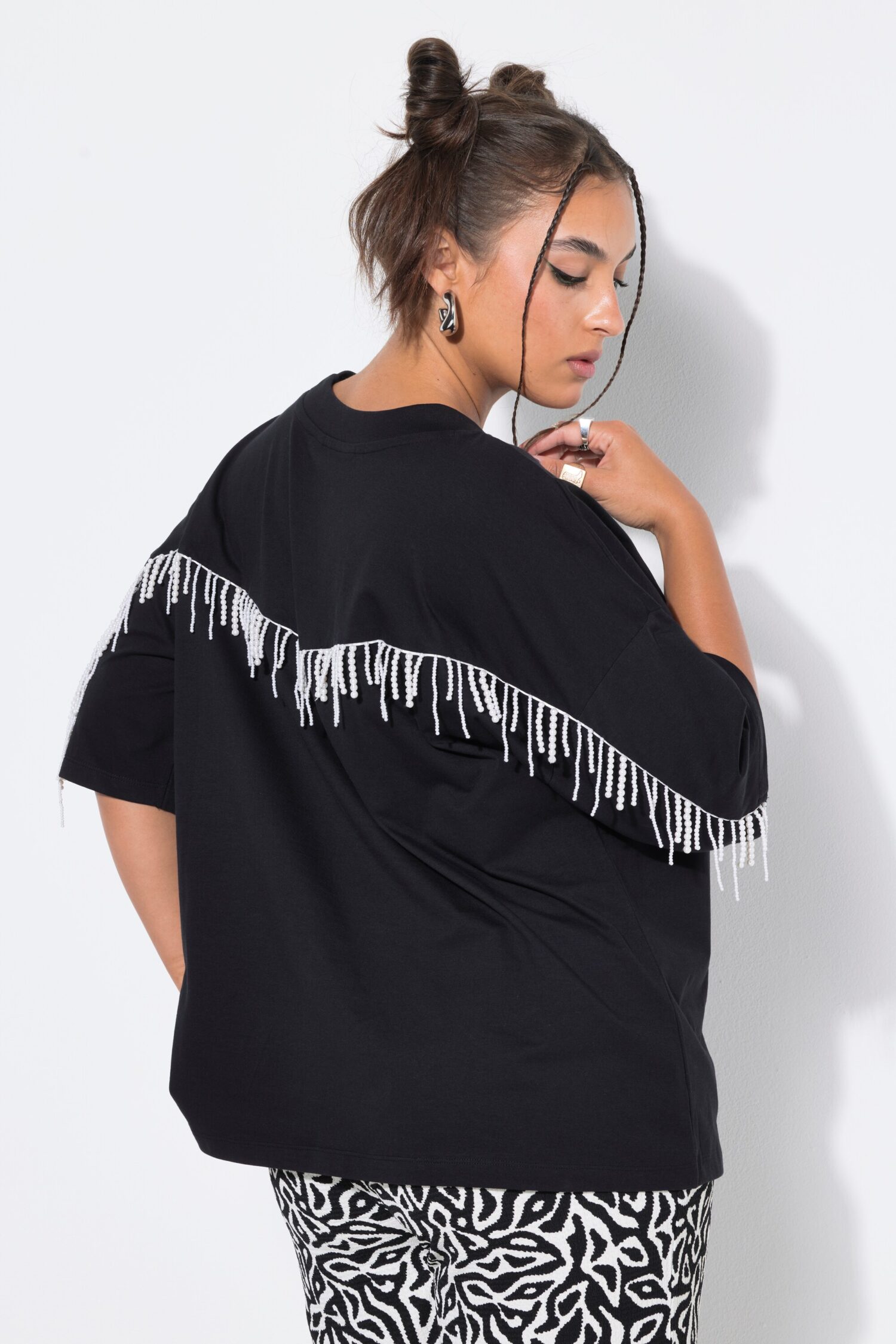 Μπλούζα oversized με κρόσσια από χάντρες στην πλάτη
