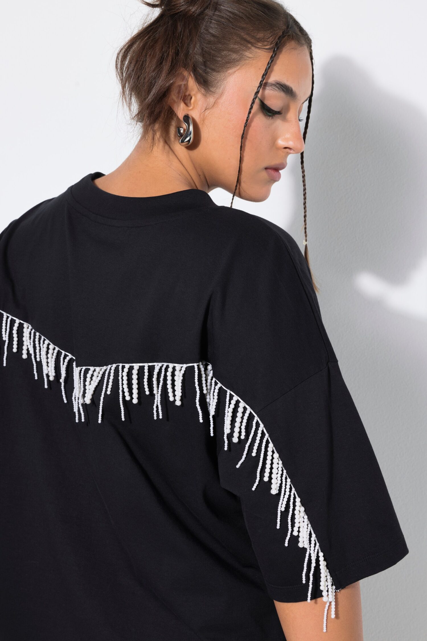 Μπλούζα oversized με κρόσσια από χάντρες στην πλάτη