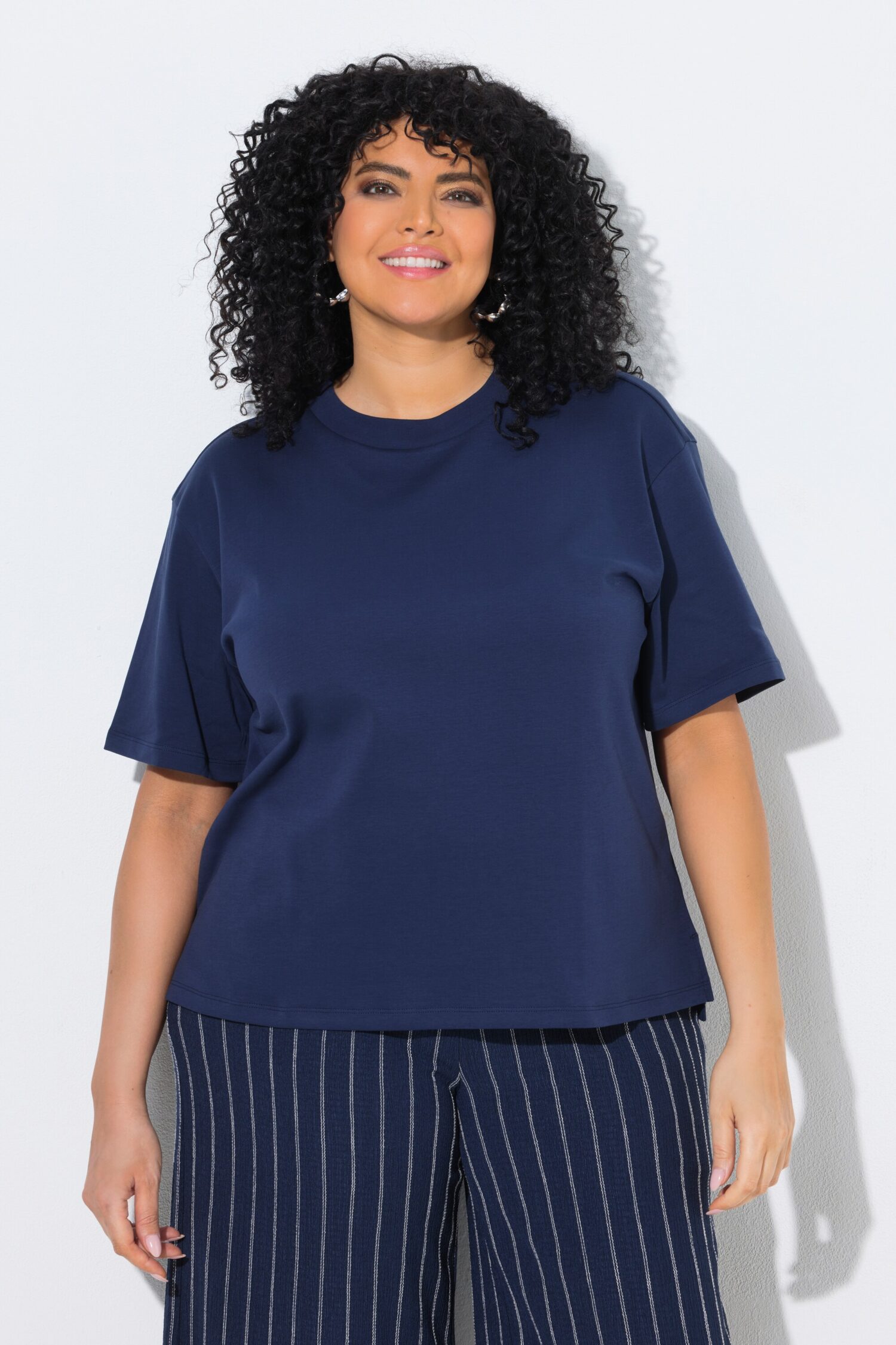 Μπλούζα oversized με στρογγυλή λαιμόκοψη και κοντά μανίκια